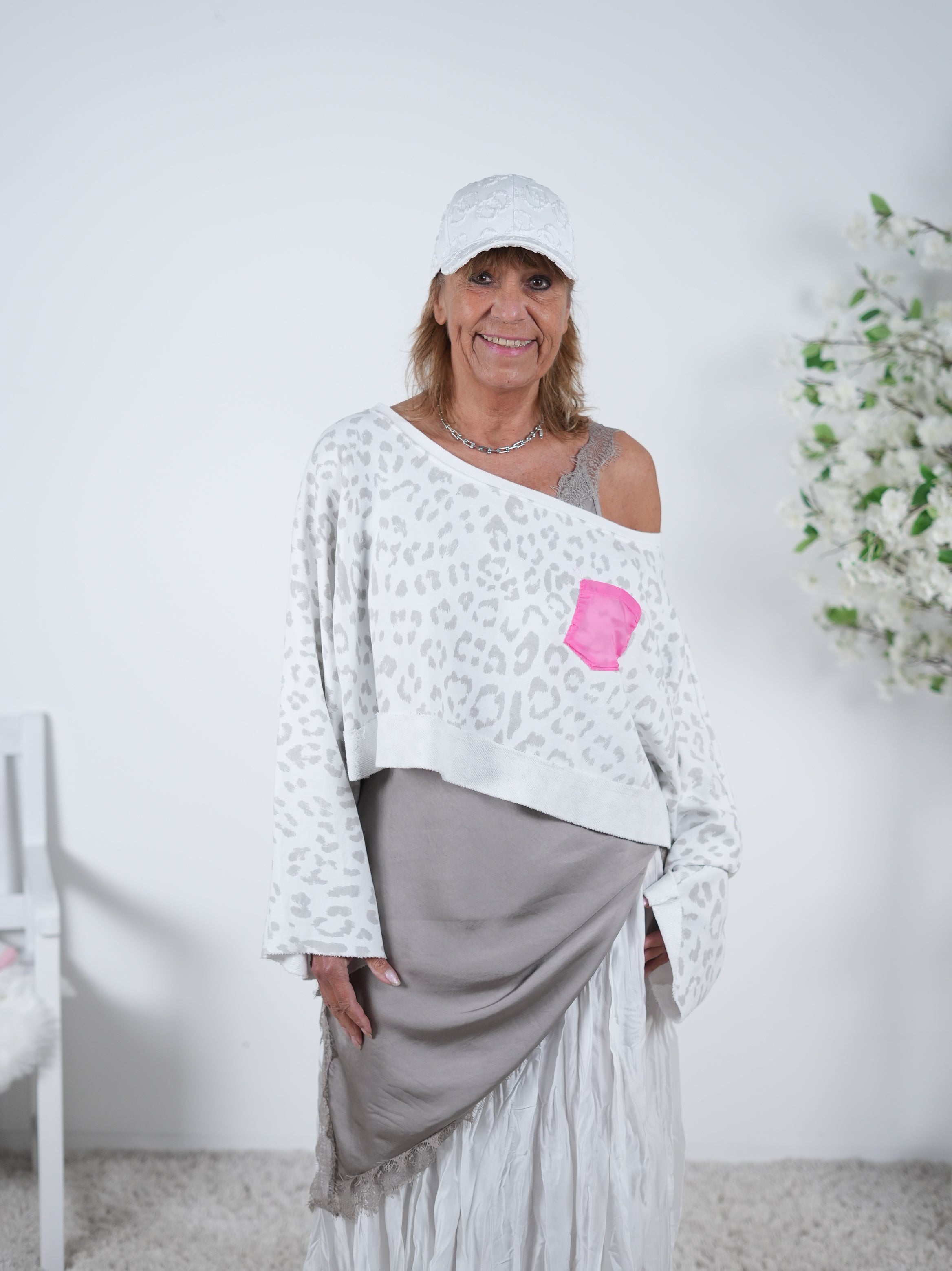 Crop Sweaty im Leo Look mit farbigem Patch