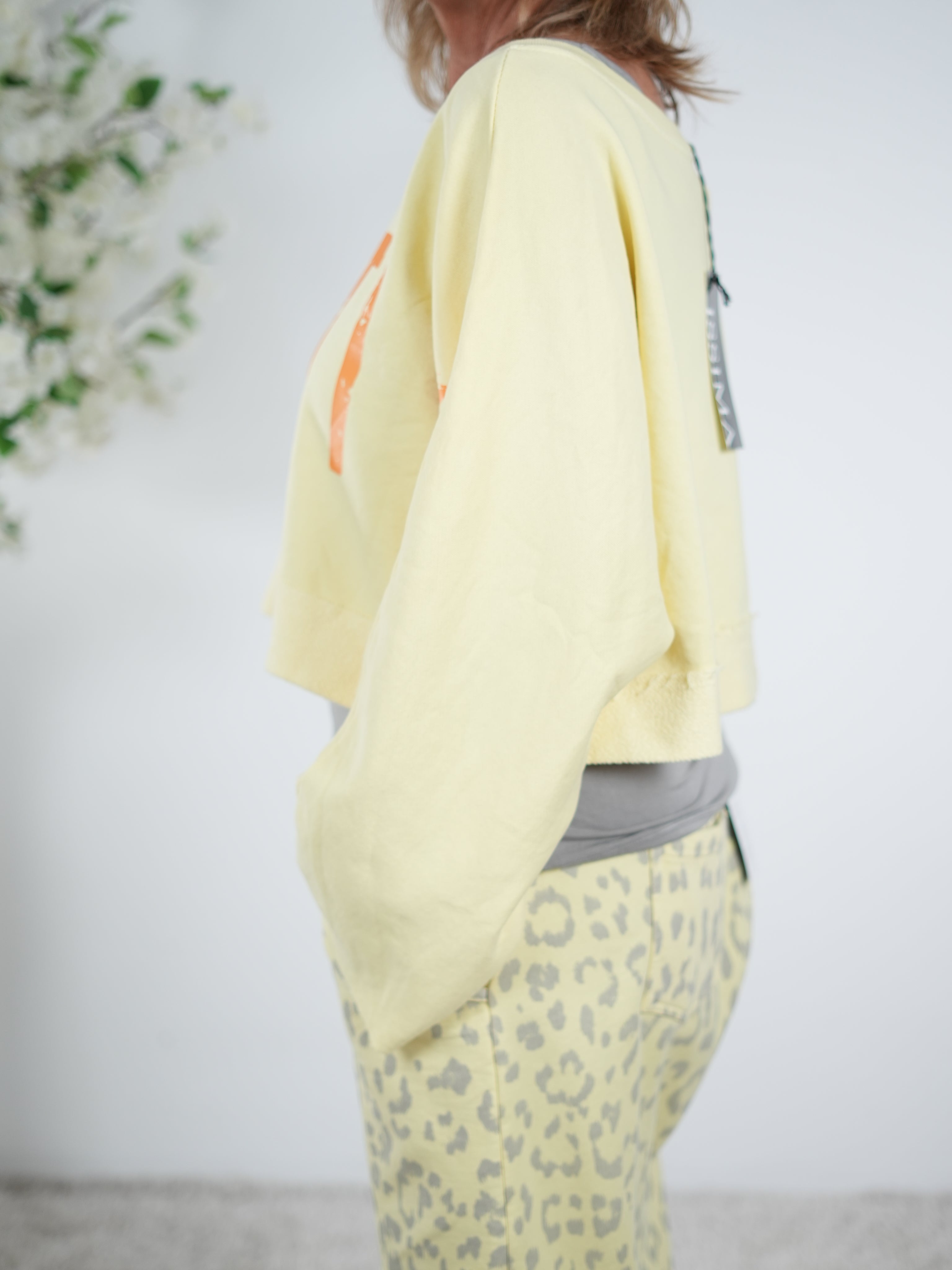 Crop Sweaty "to be continued"