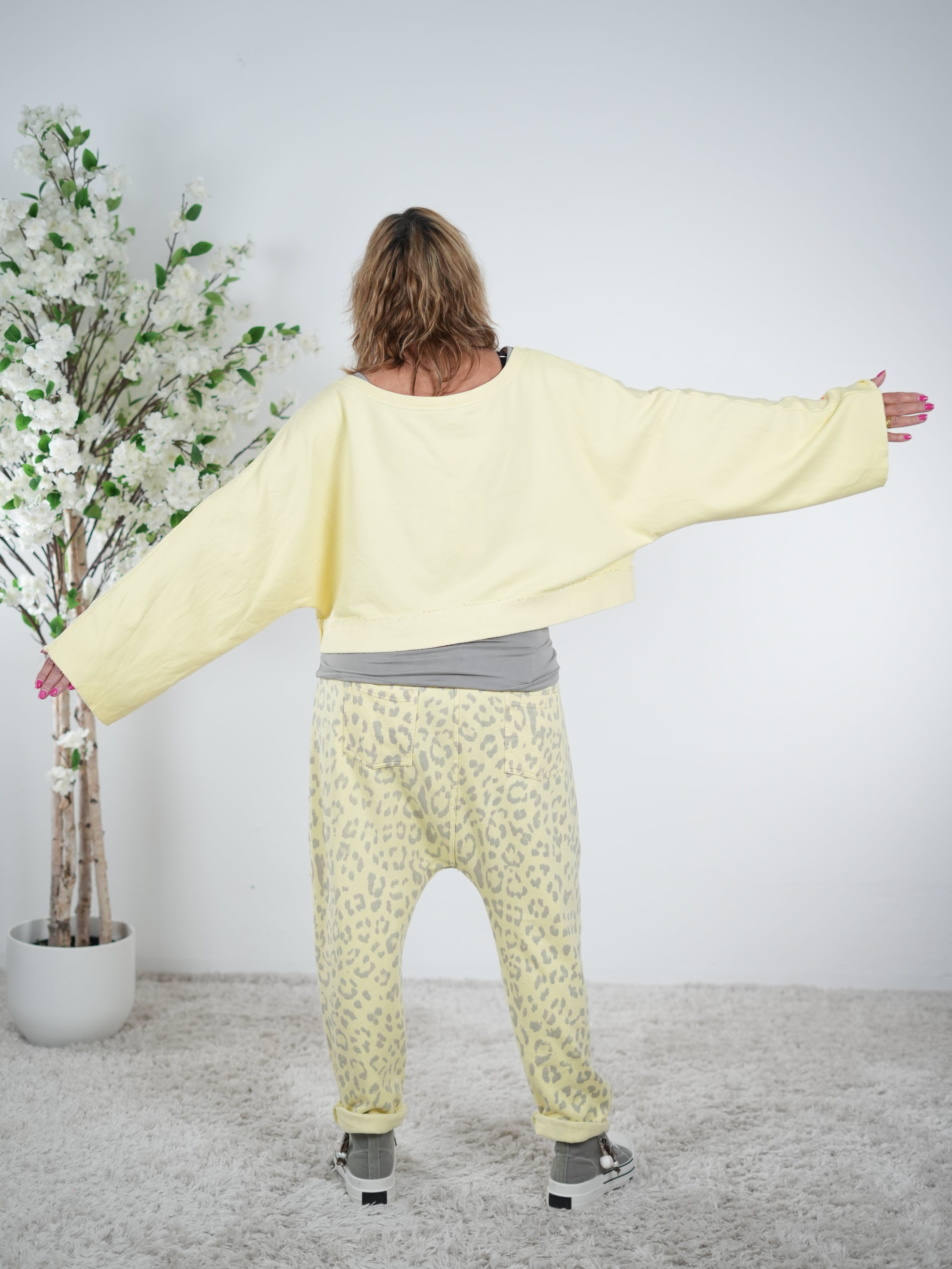 Crop Sweaty "to be continued"