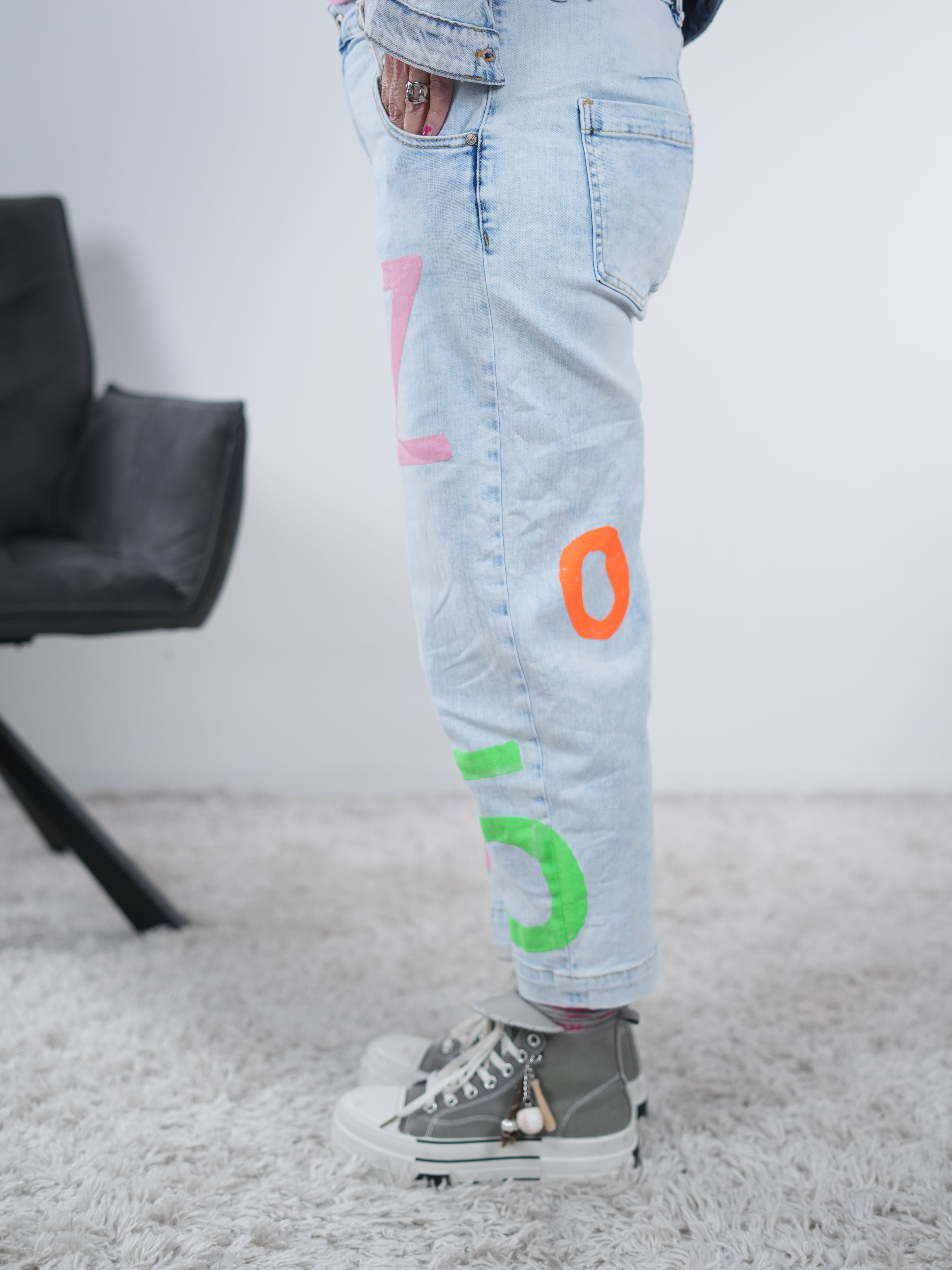 Culotte Jeans mit bunten Buchstaben