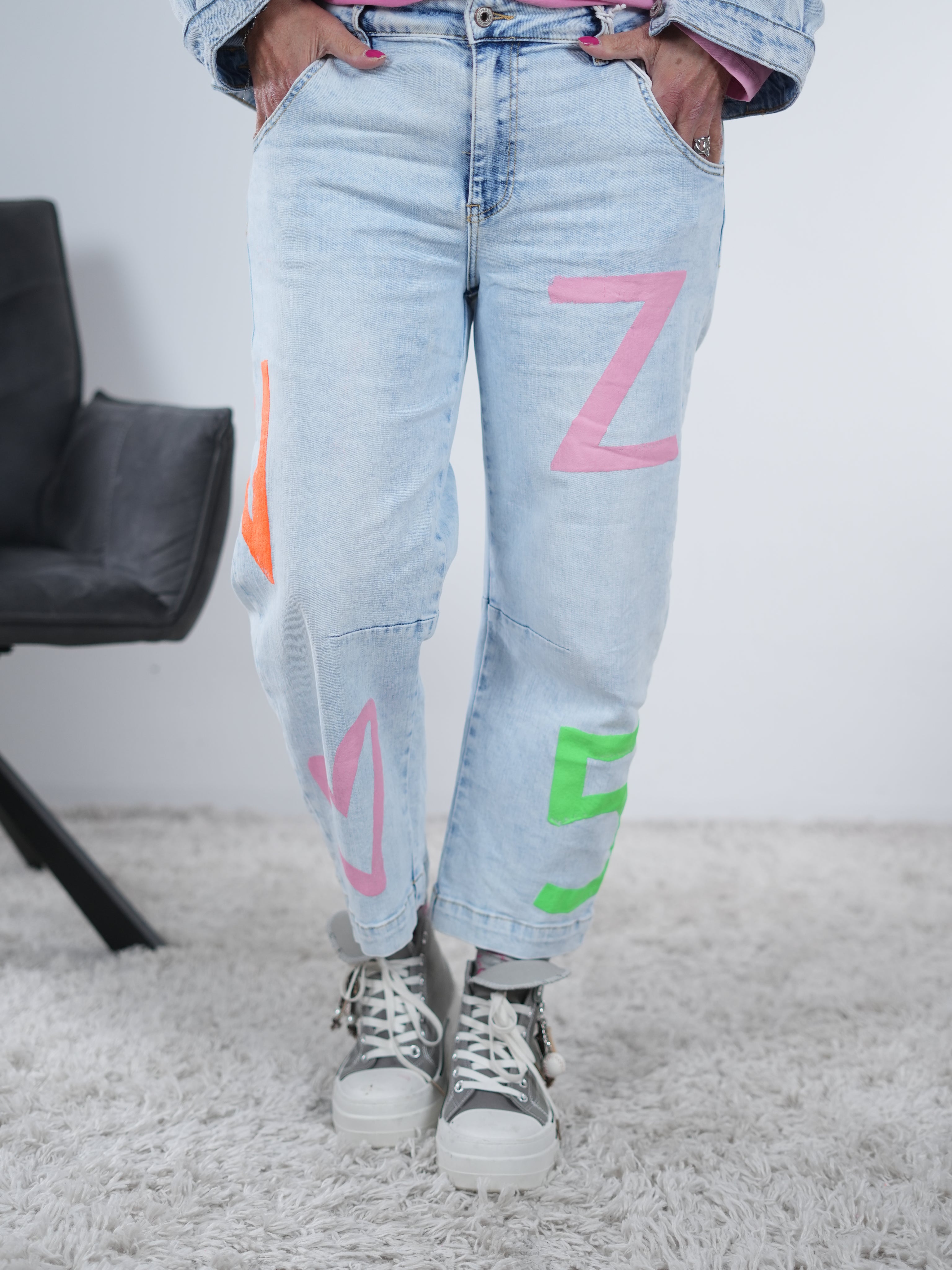 Culotte Jeans mit bunten Buchstaben