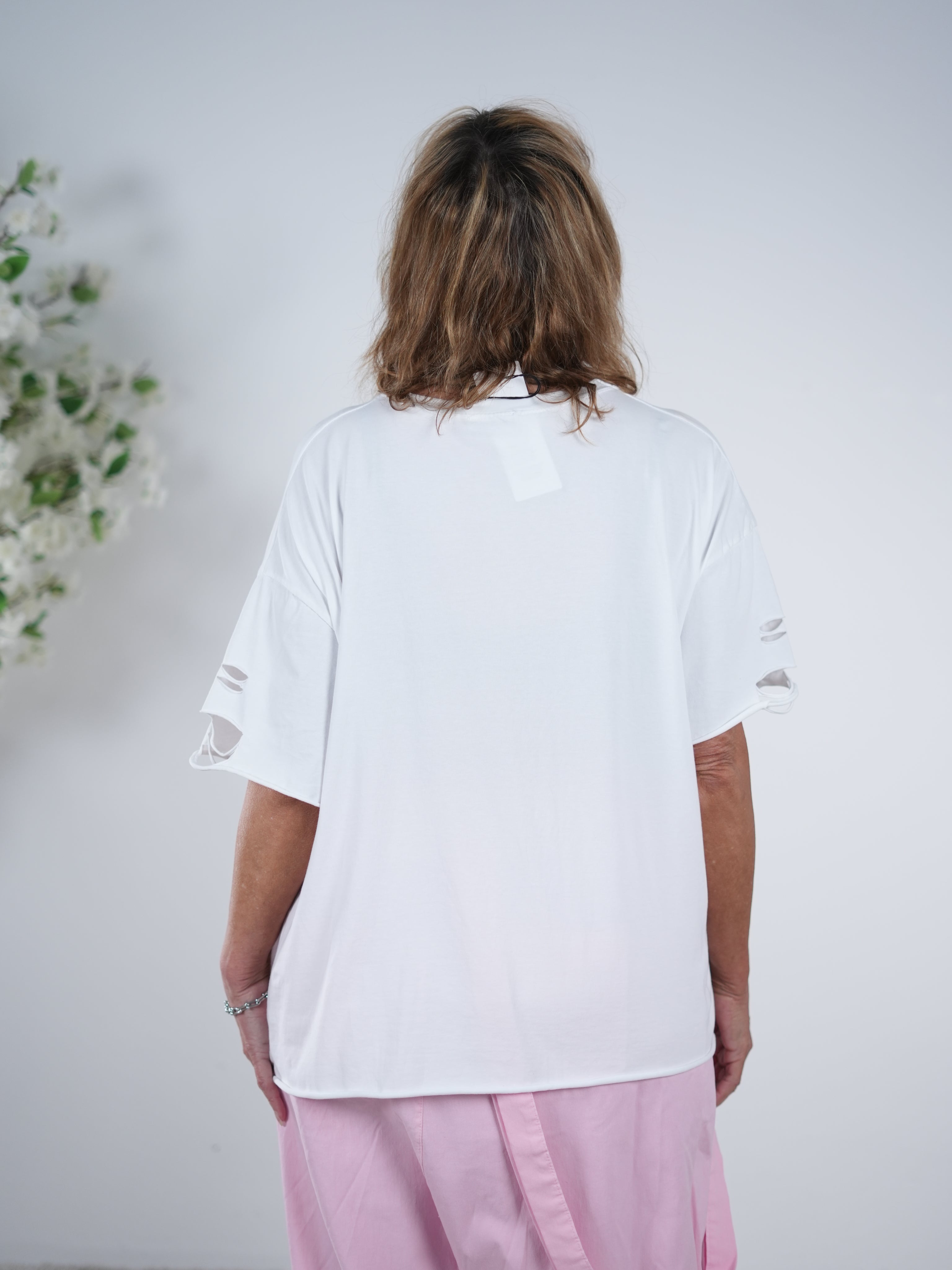 Destroyed Shirt mit Print und Nieten verziert