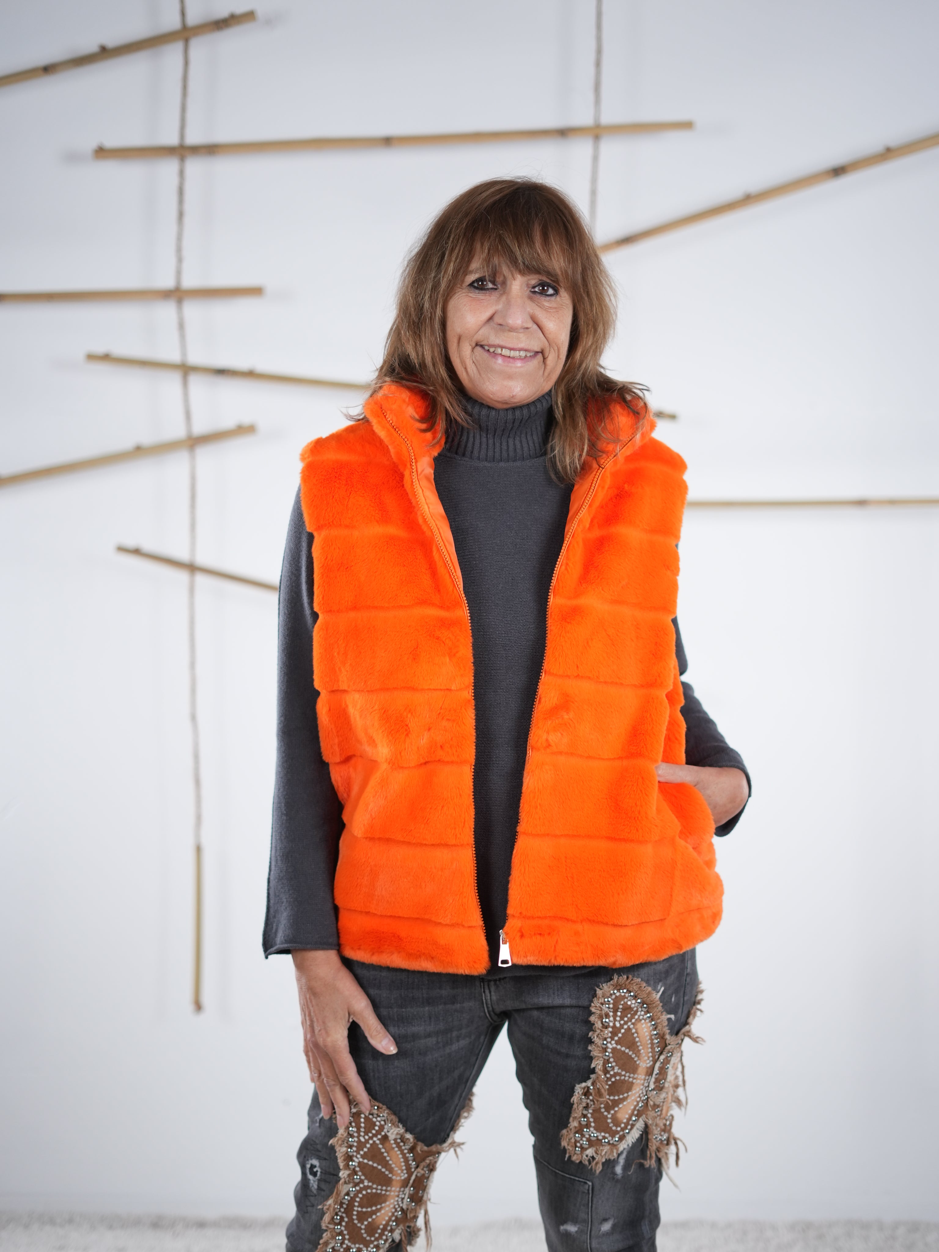 Super süße flauschige Weste von Marion getragen. Im Fokus stehen der Reißverschluss und die seitlichen Eingriffstaschen.