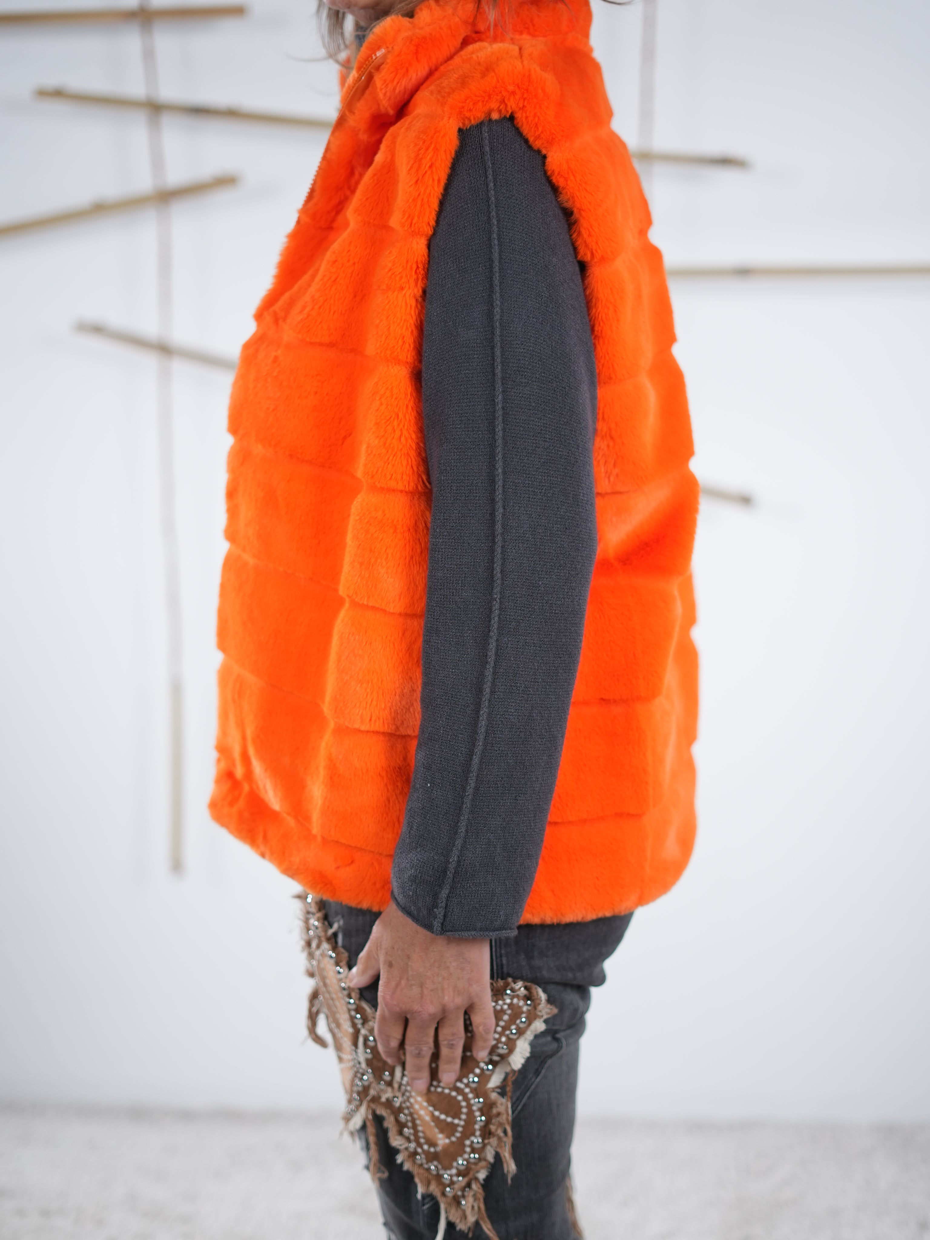 Super süße flauschige Weste von Marion getragen. Detaillierte Aufnahme der Seite