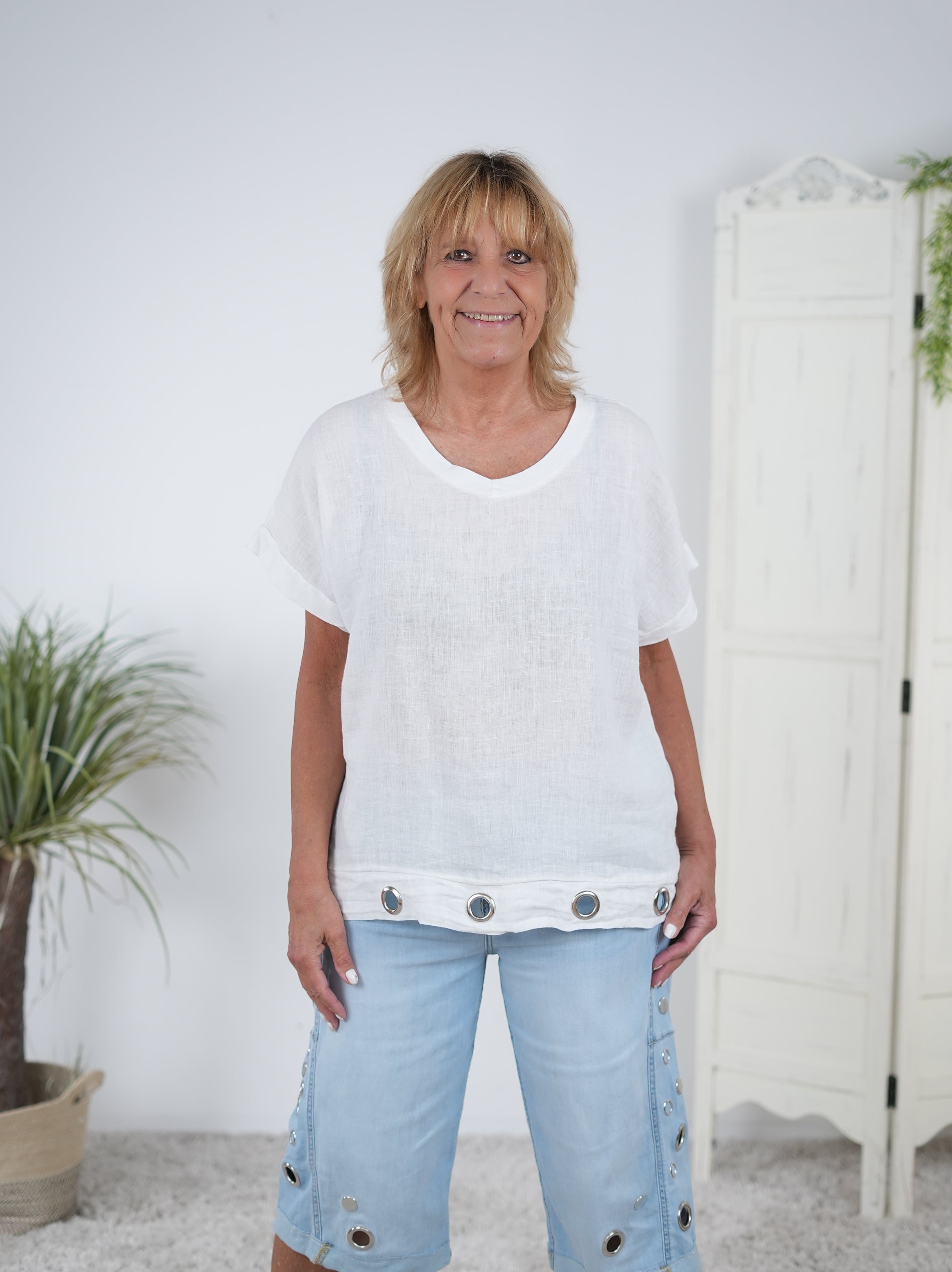 gerade geschnittenes Leinen Shirt mit Ösen am Abschluss Weiß