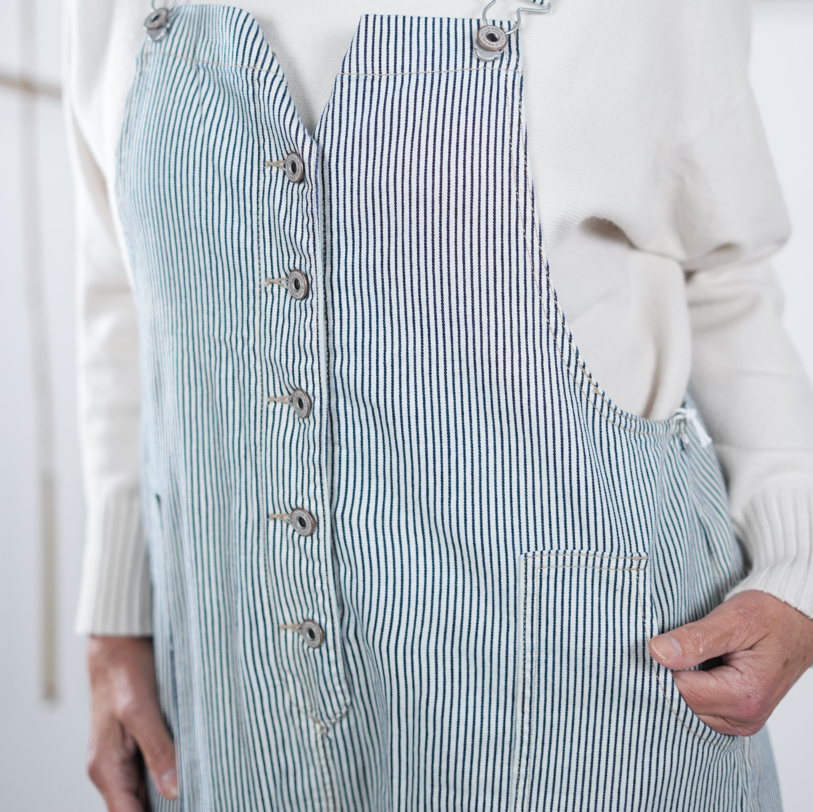 Gestreifte,lockere Latzhose