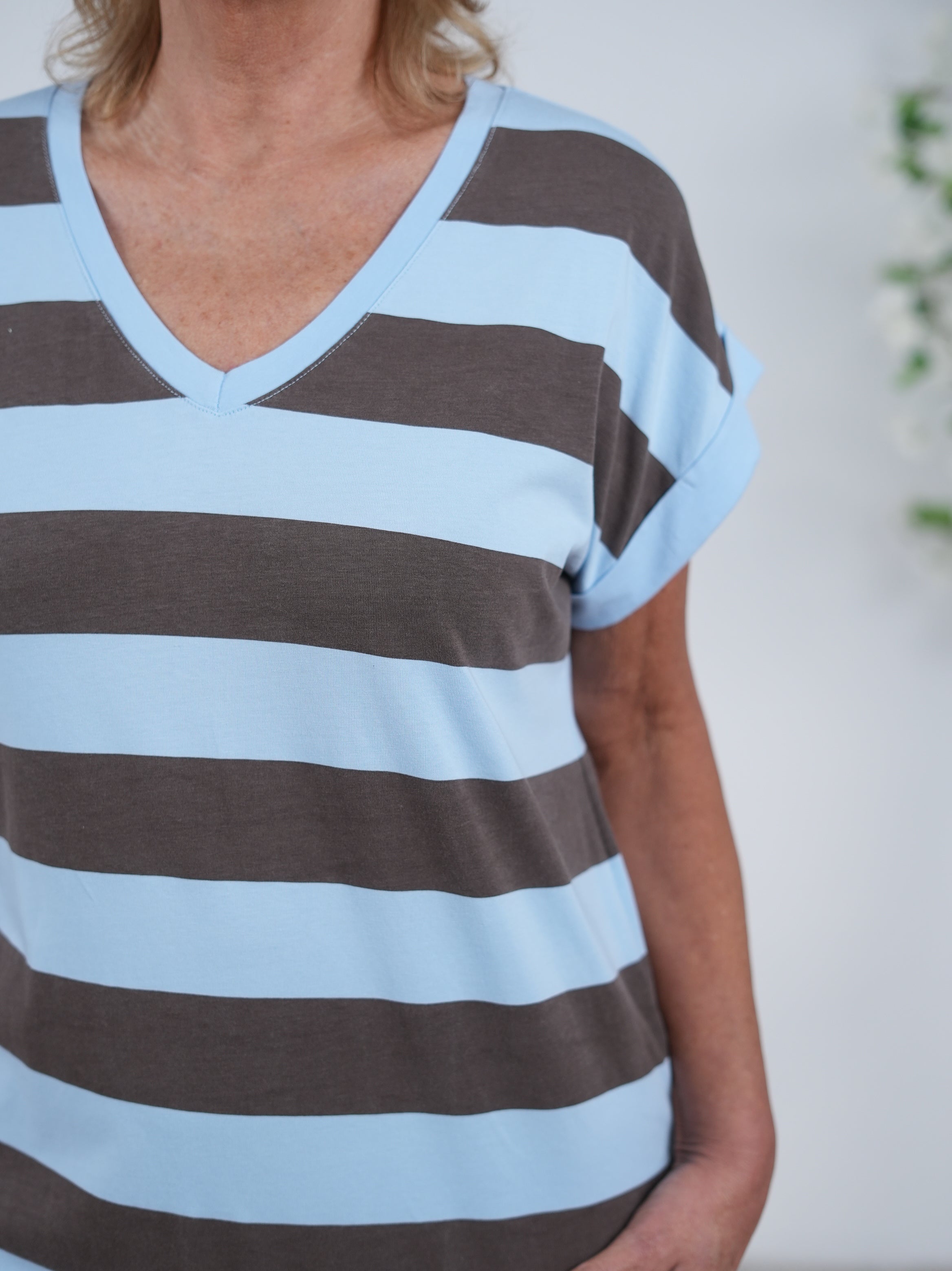 Gestreiftes T-Shirt Kleid mit V-Ausschnitt