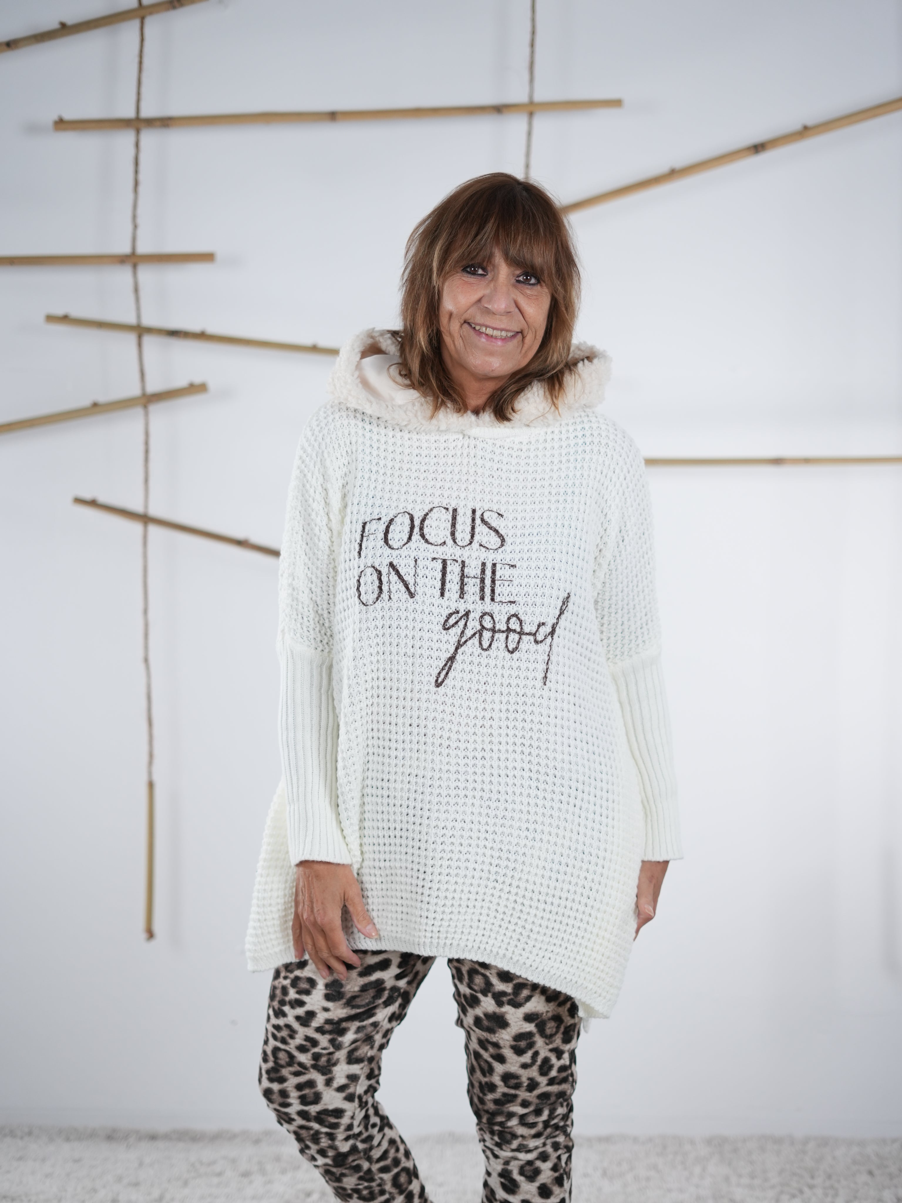 flauschiger Grobstrickpulli mit schwarzem Schriftzug in wollweiß. Frontansicht