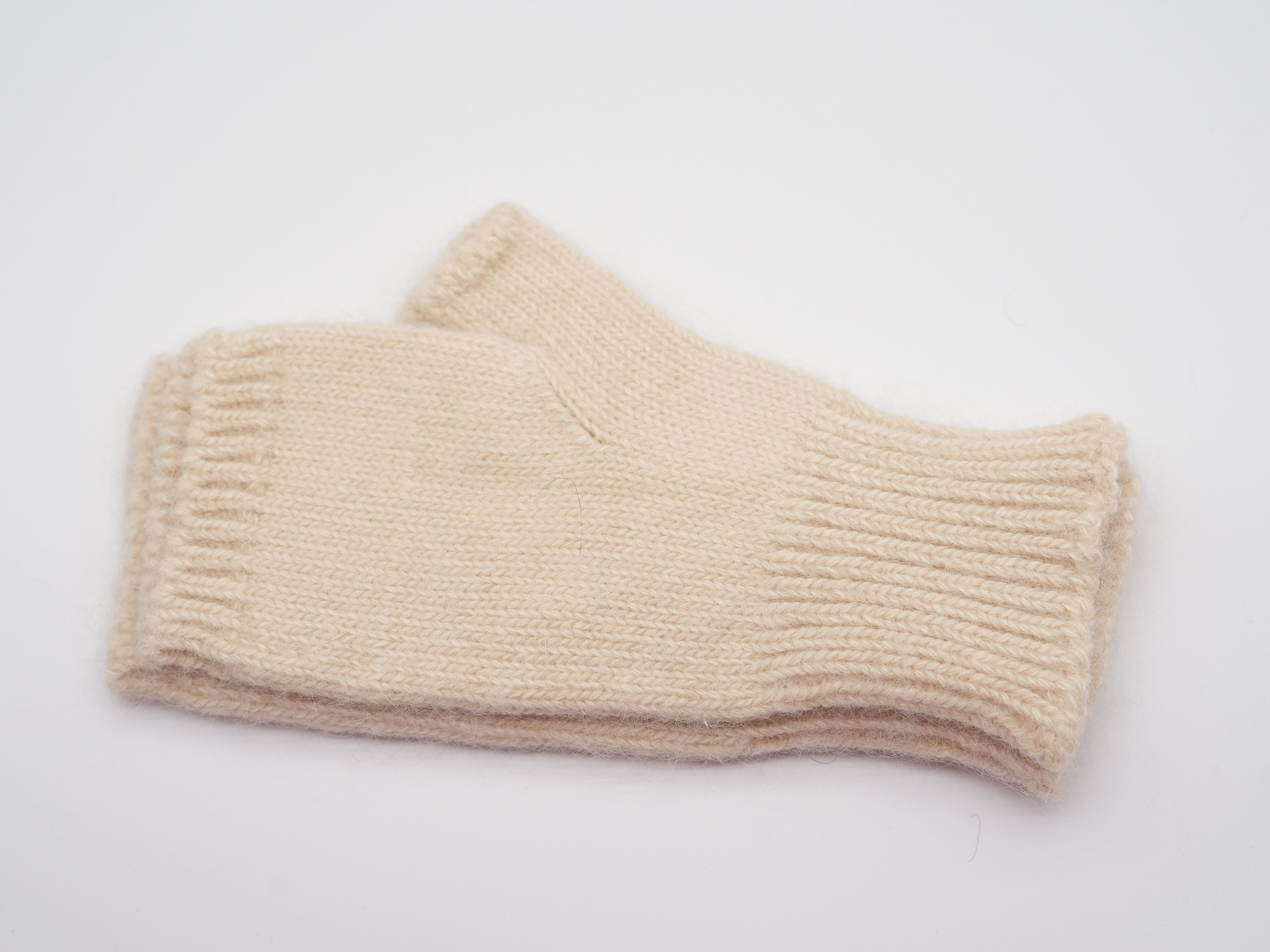 flauschige Handstulpe in beige aus Viskose. Perfekt für kalte Wintertage.