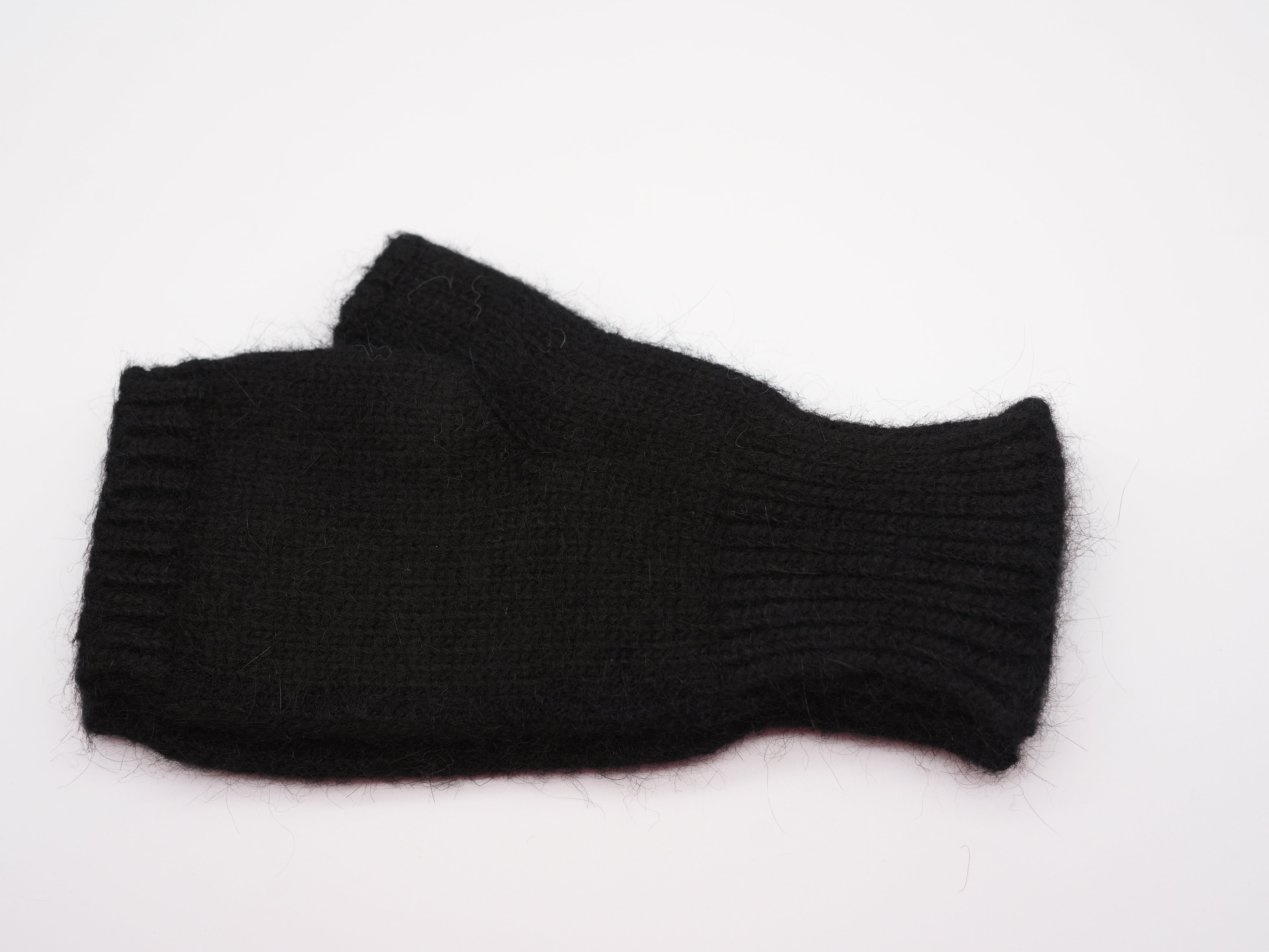 flauschige Handstulpe in schwarz aus Viskose. Perfekt für kalte Wintertage.