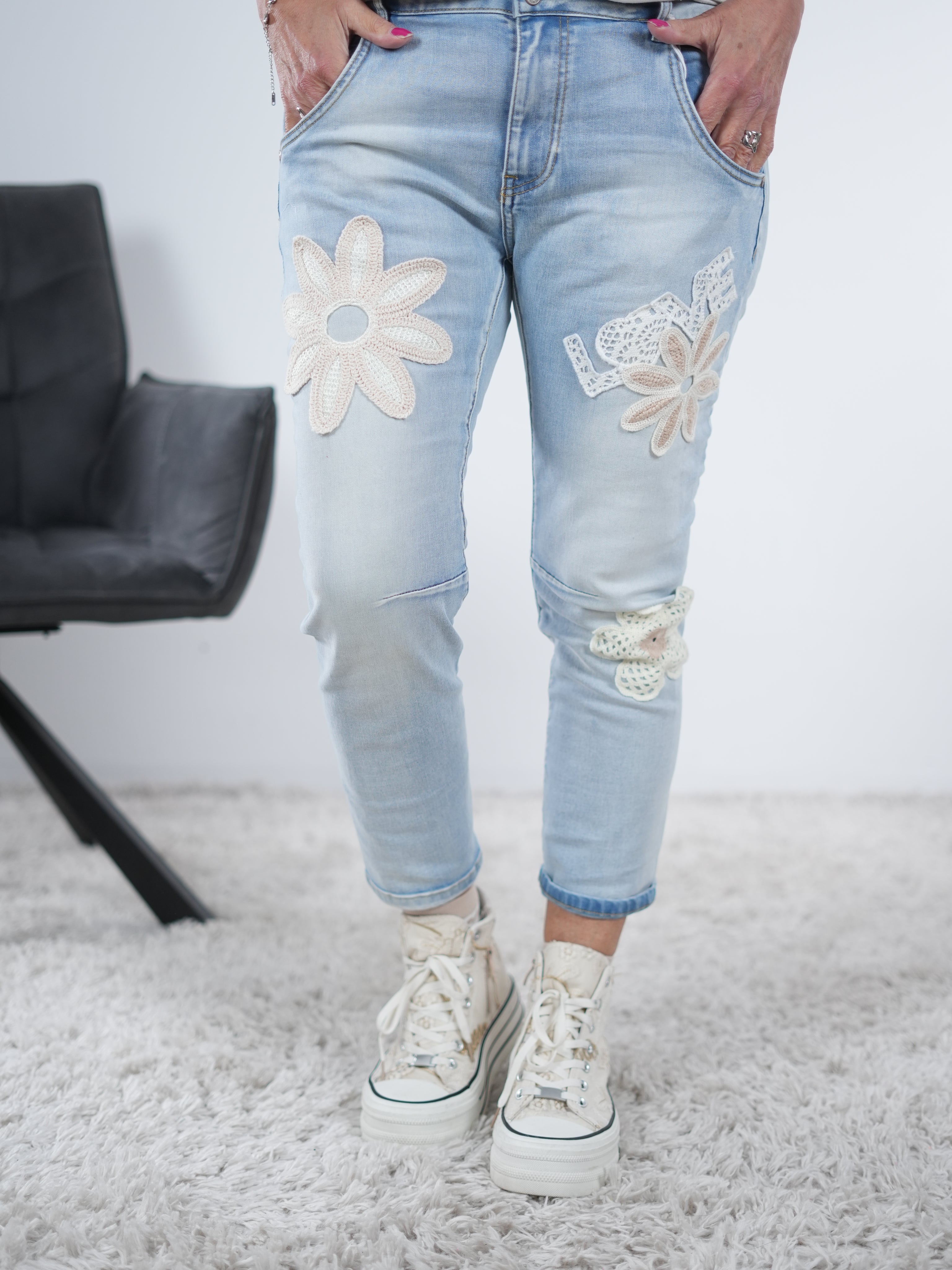 Hellblaue Jeans mit Blumen Applikationen