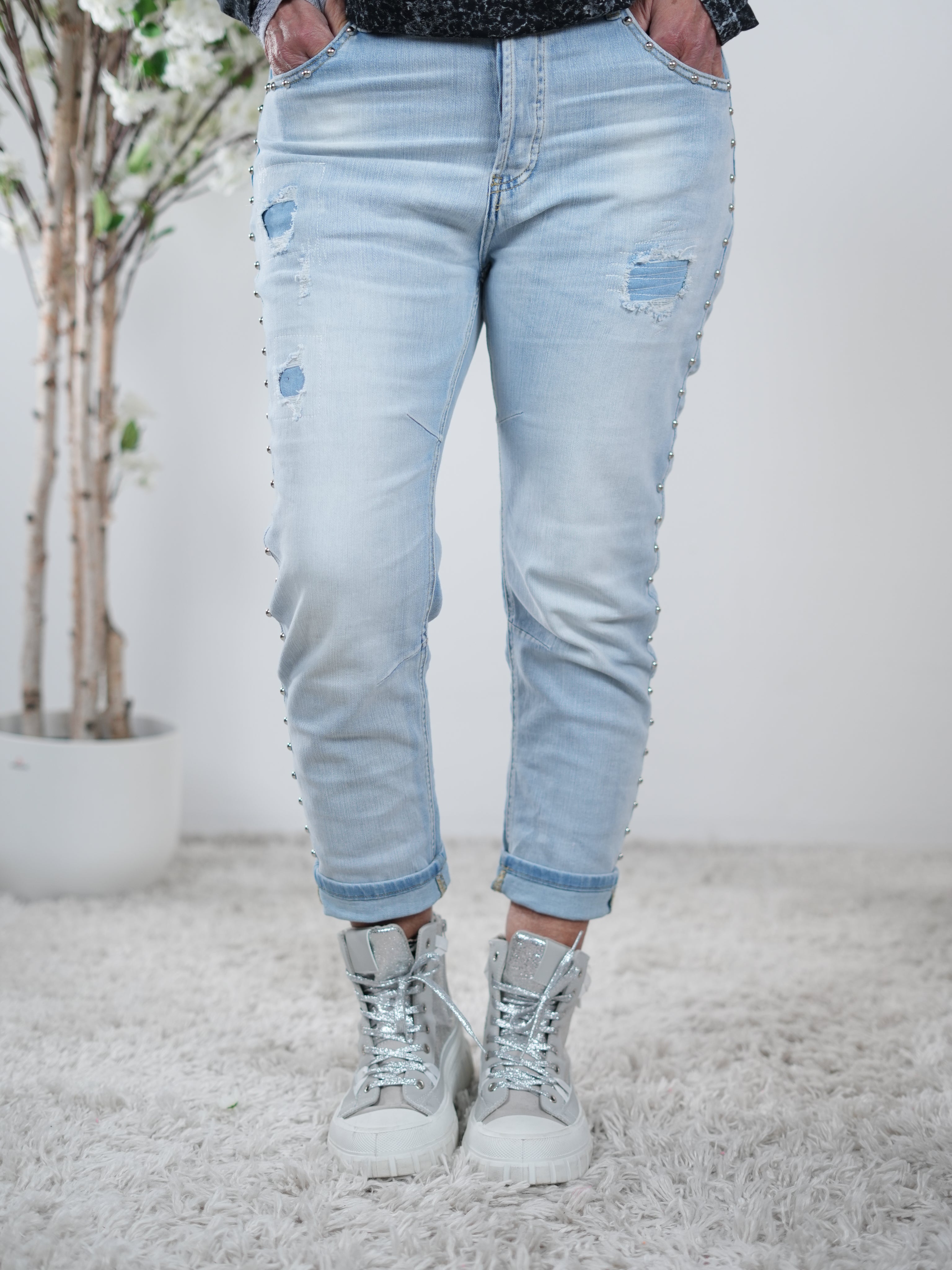 helle Jeans mit Nieten verziert