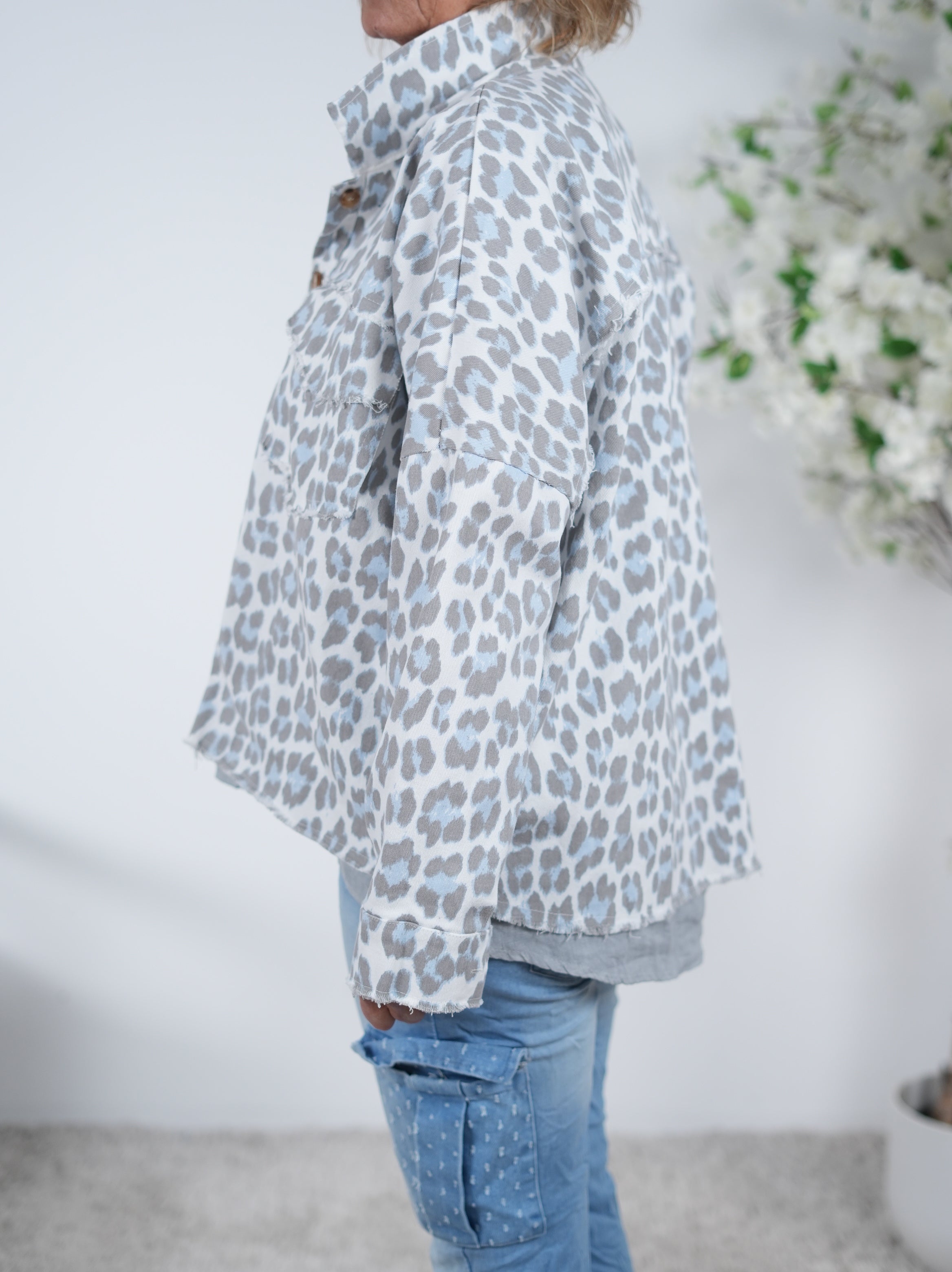 Jeans Jacke im Leo Look