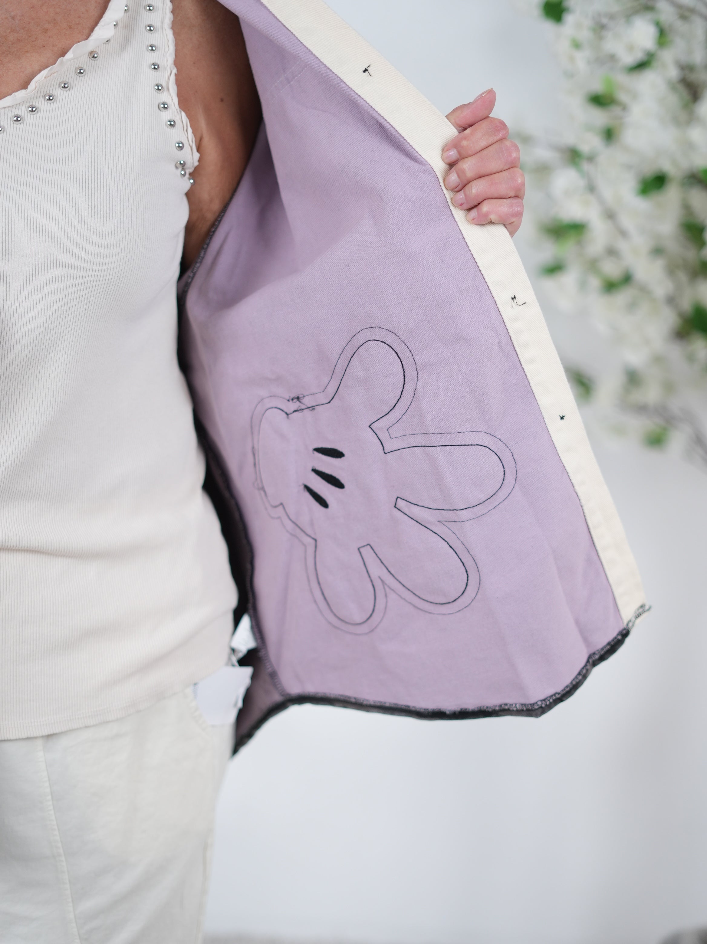 Jeans Jacke in camouflage mit großem Motiv