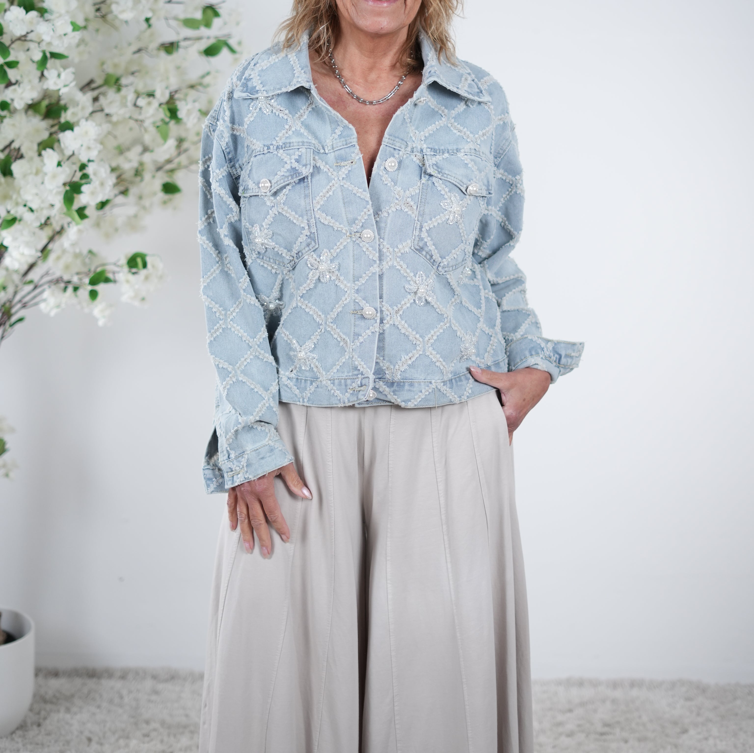 Jeans Jacke mit ausgefransten Details
