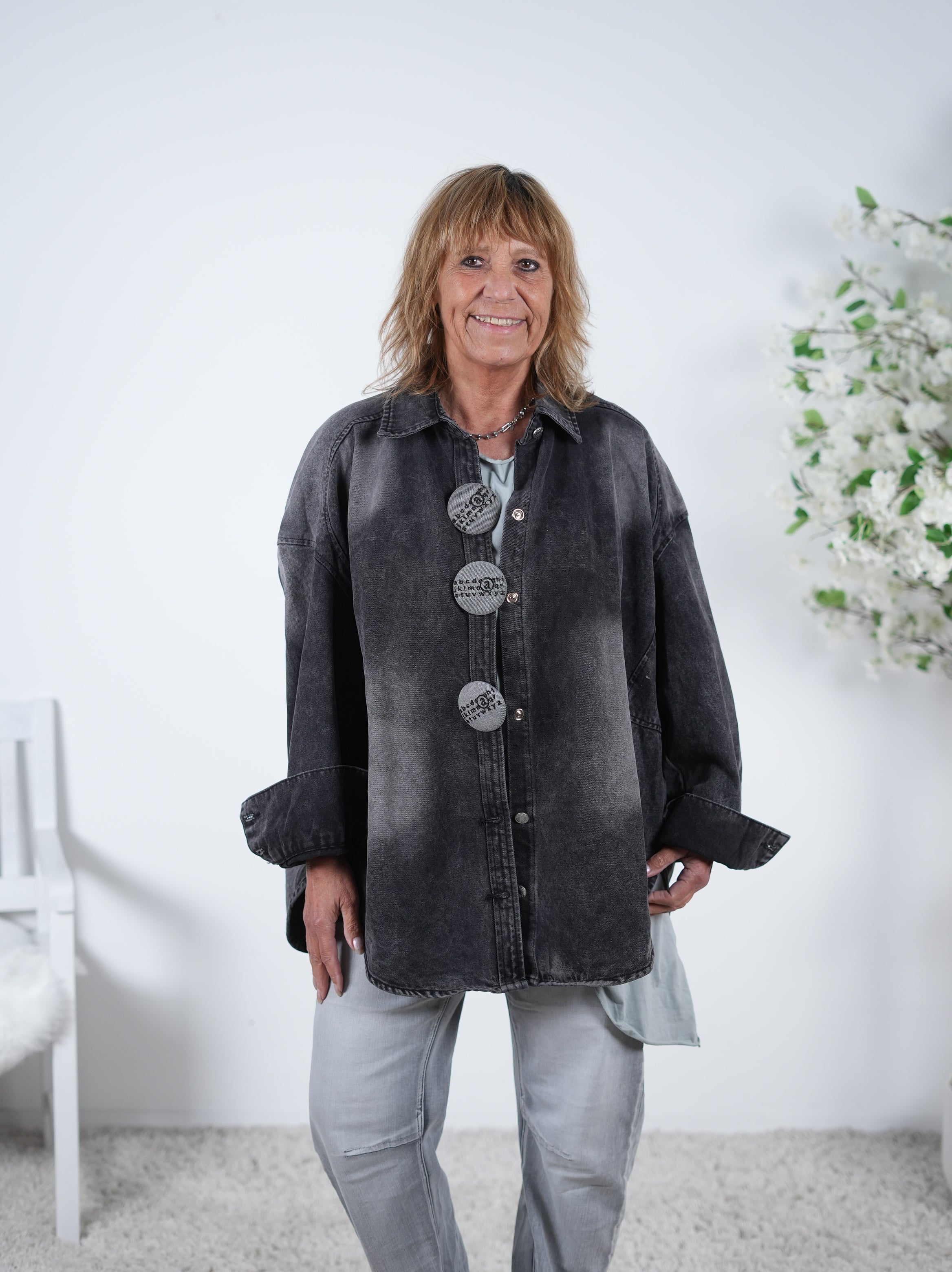 Jeans Jacke mit großen Knöpfen