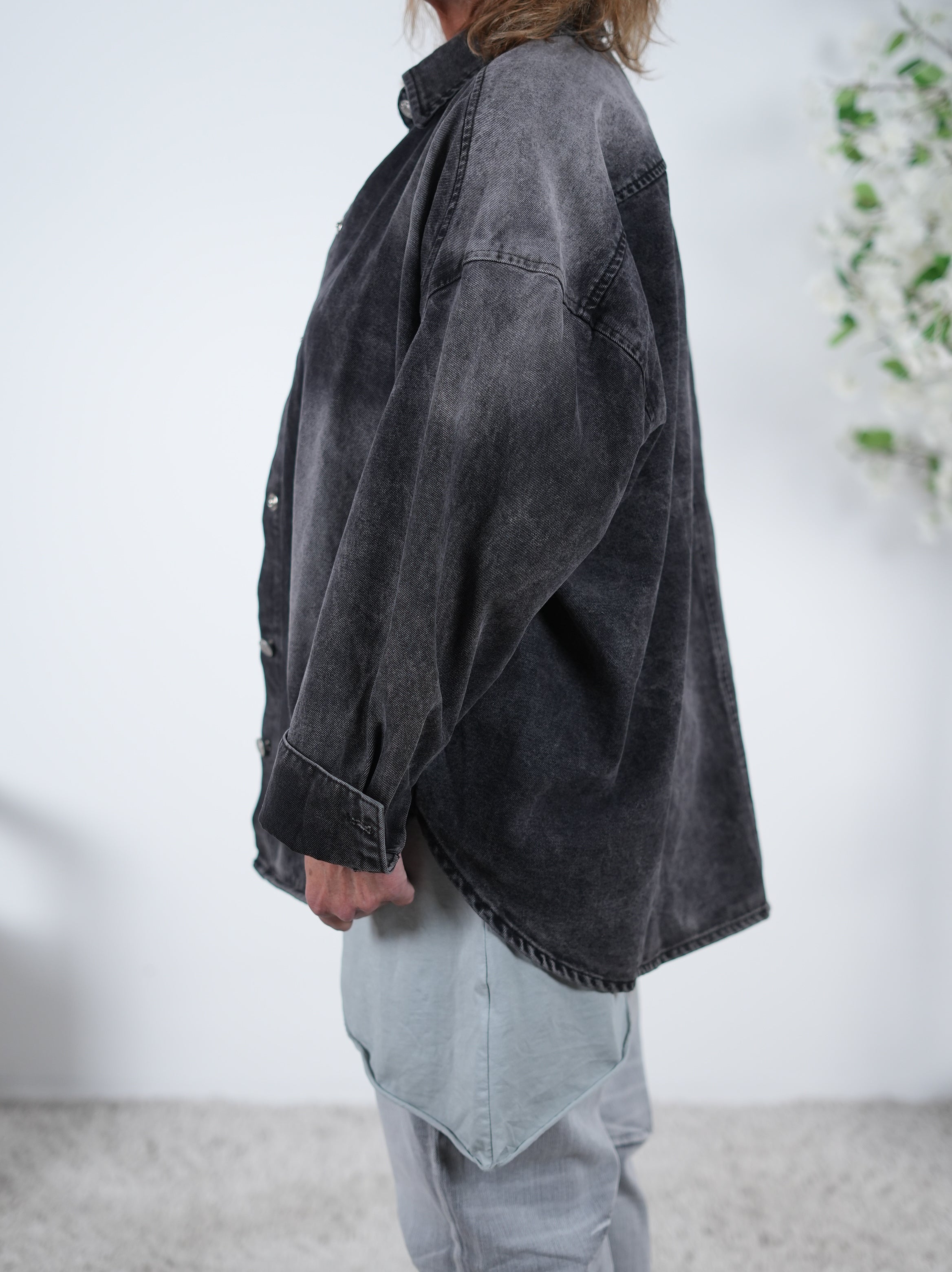 Jeans Jacke mit großen Knöpfen