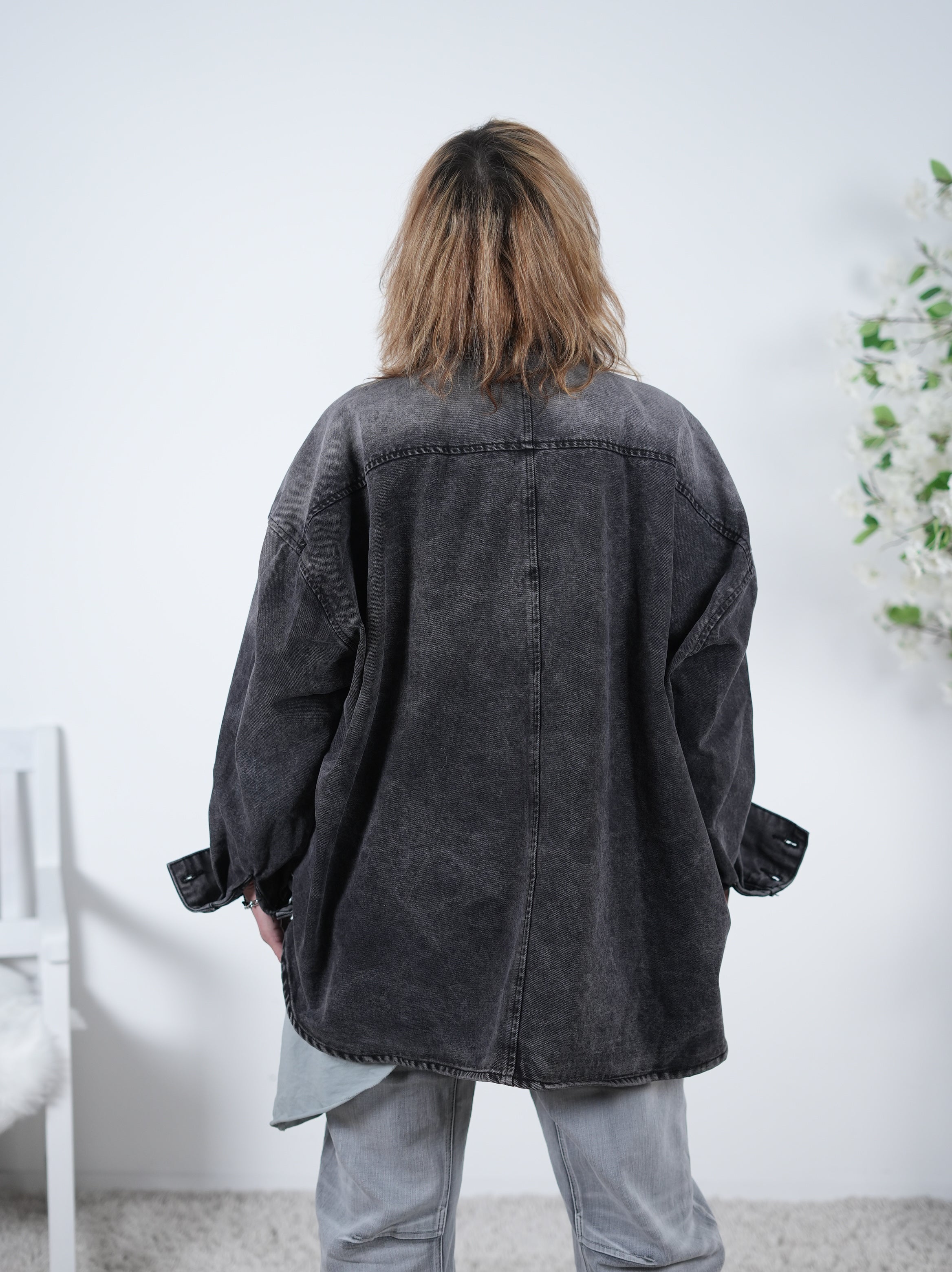 Jeans Jacke mit großen Knöpfen