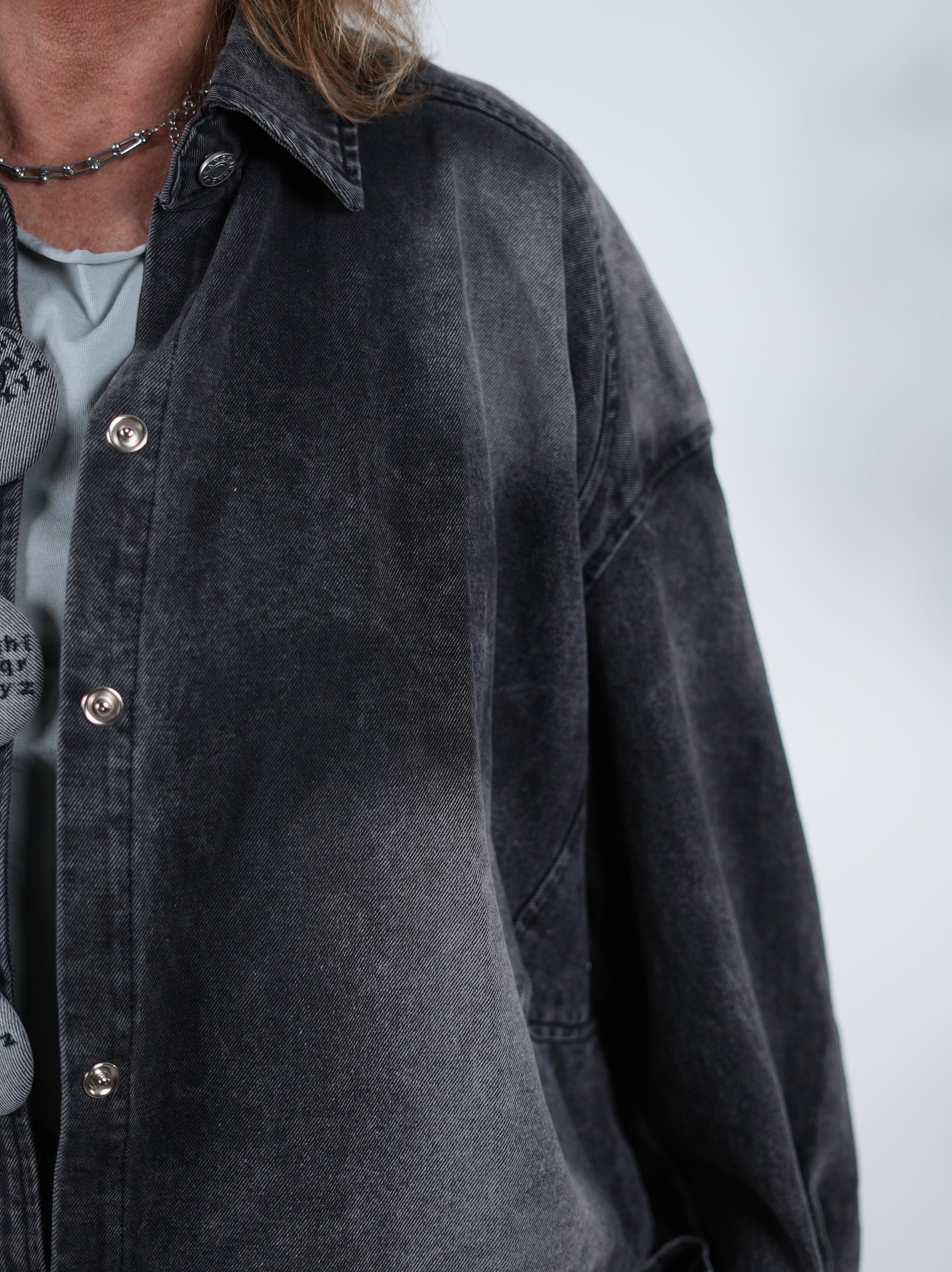 Jeans Jacke mit großen Knöpfen