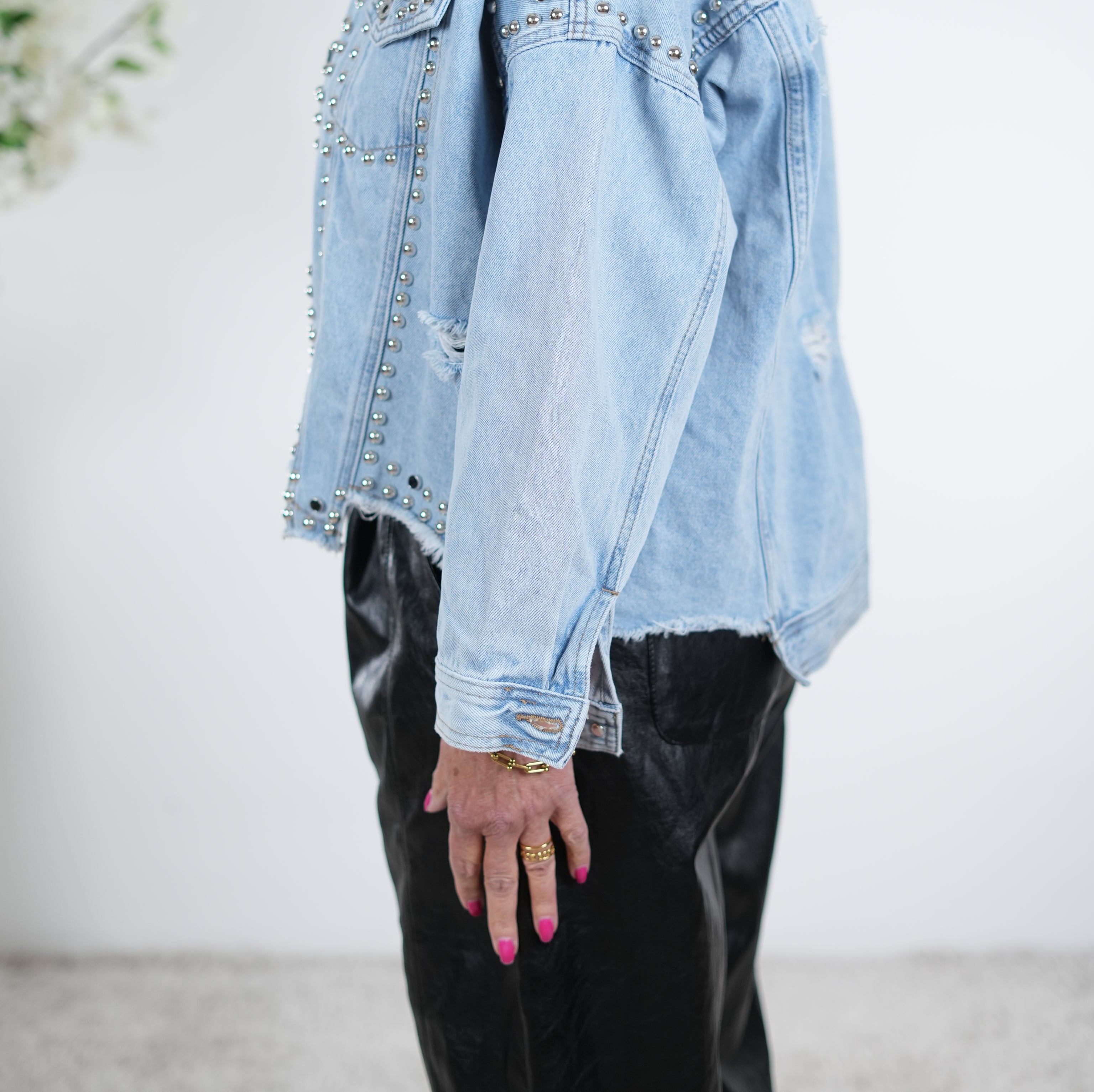 Jeans Jacke mit Nieten verziert