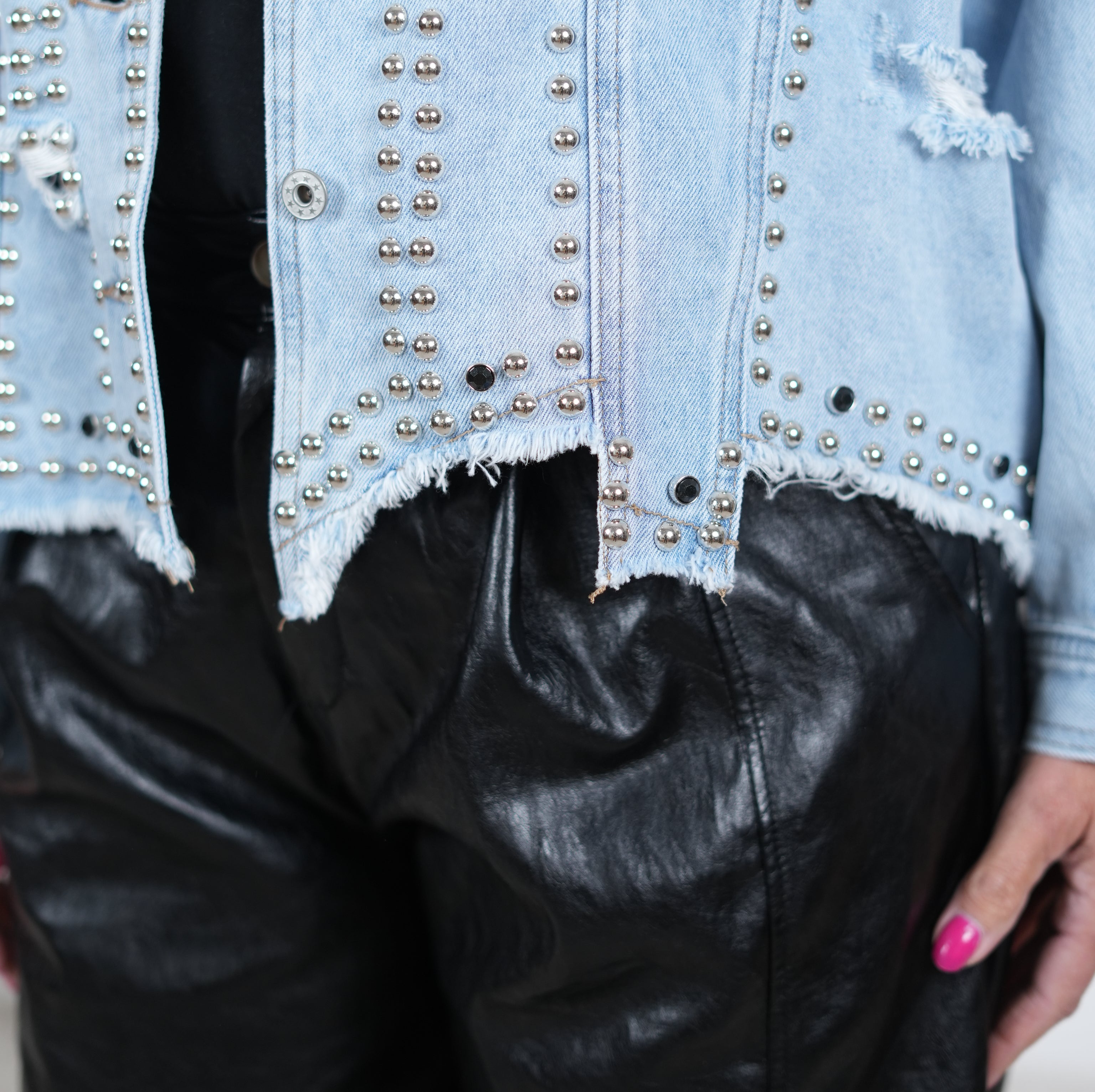 Jeans Jacke mit Nieten verziert