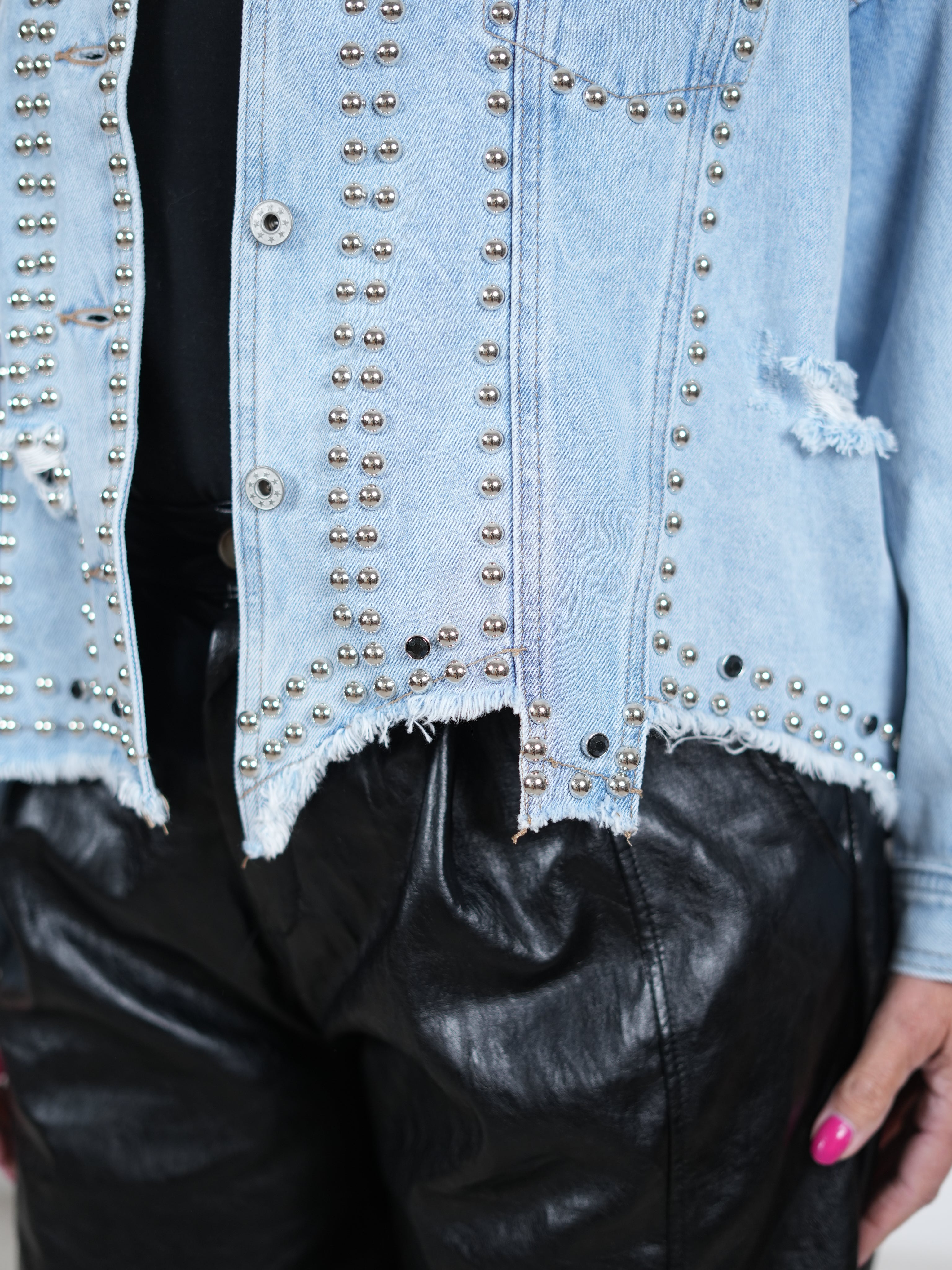 Jeans Jacke mit Nieten verziert