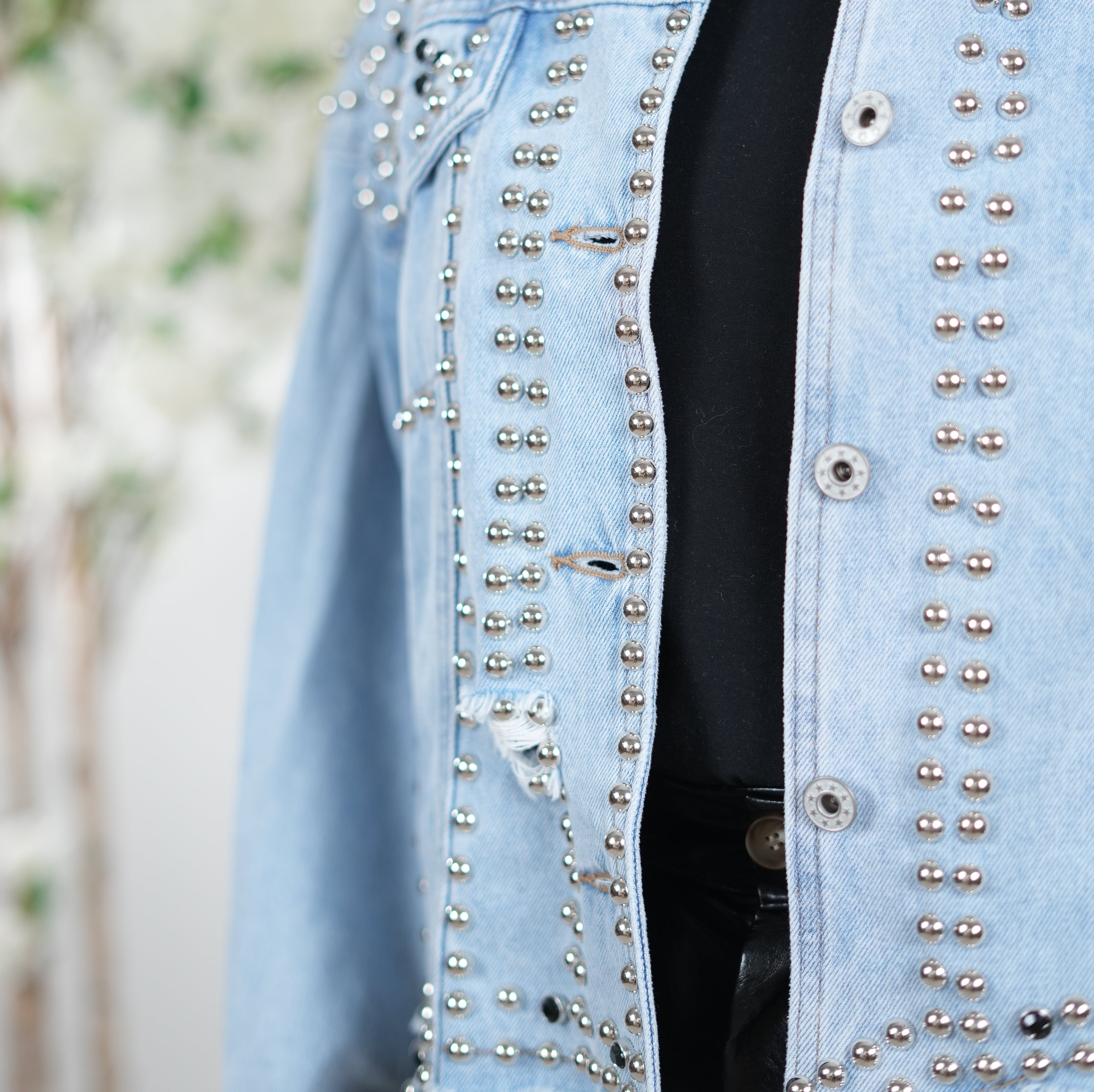 Jeans Jacke mit Nieten verziert