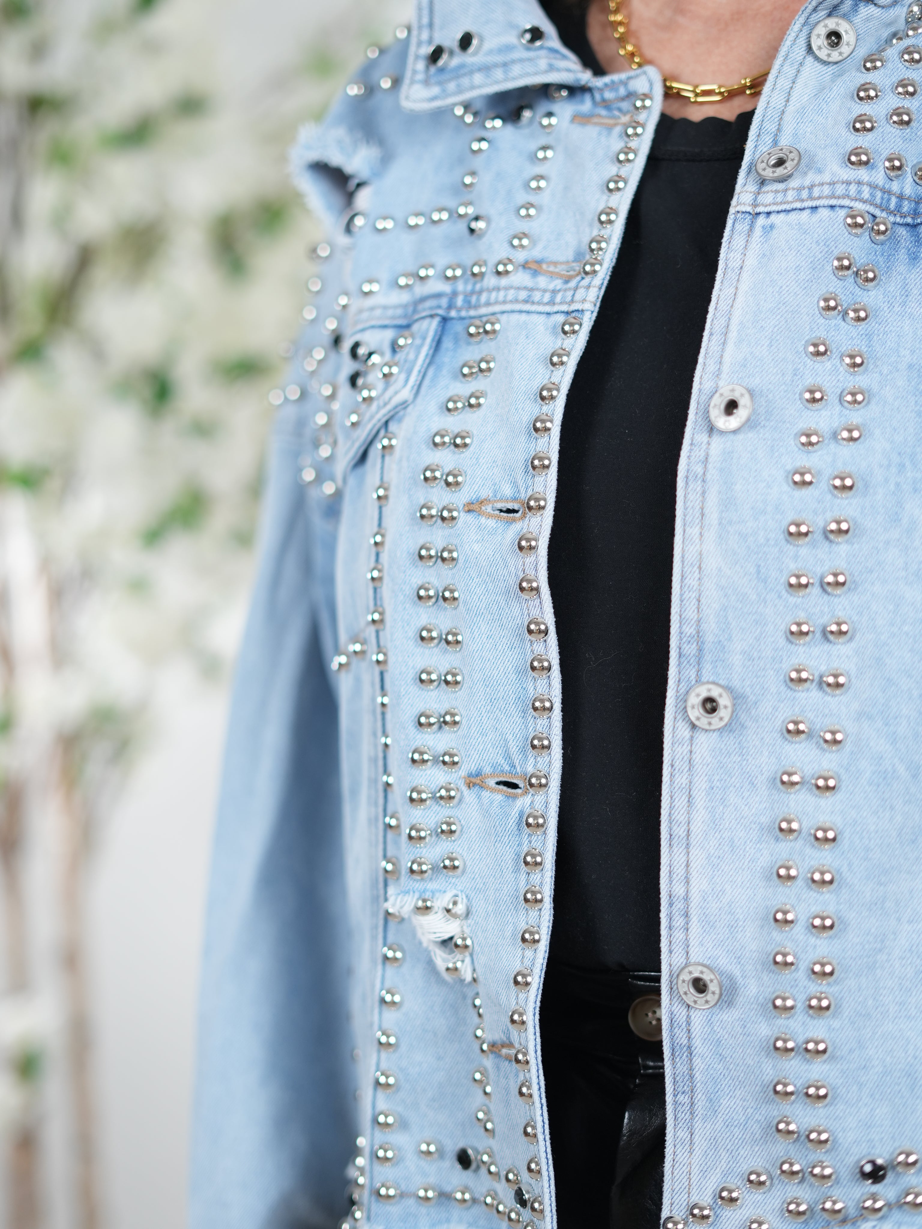 Jeans Jacke mit Nieten verziert