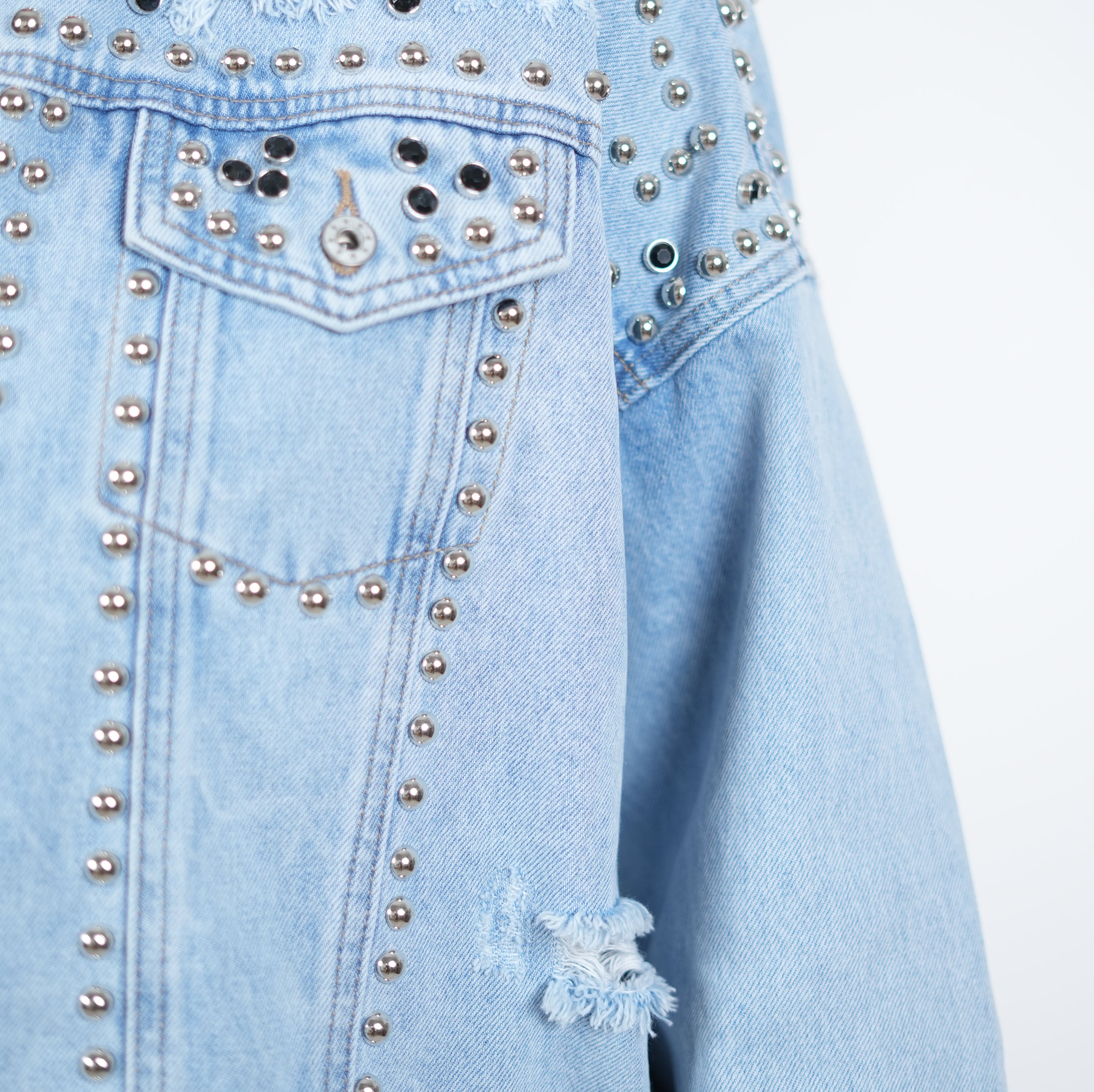 Jeans Jacke mit Nieten verziert