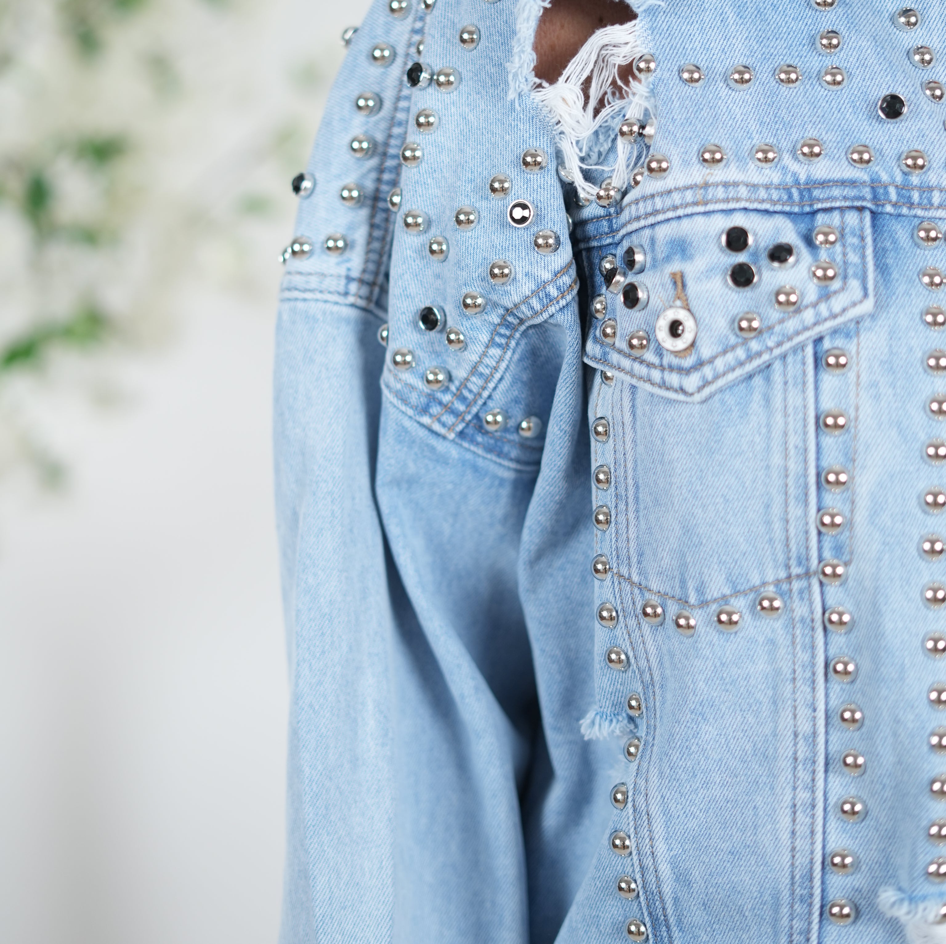 Jeans Jacke mit Nieten verziert