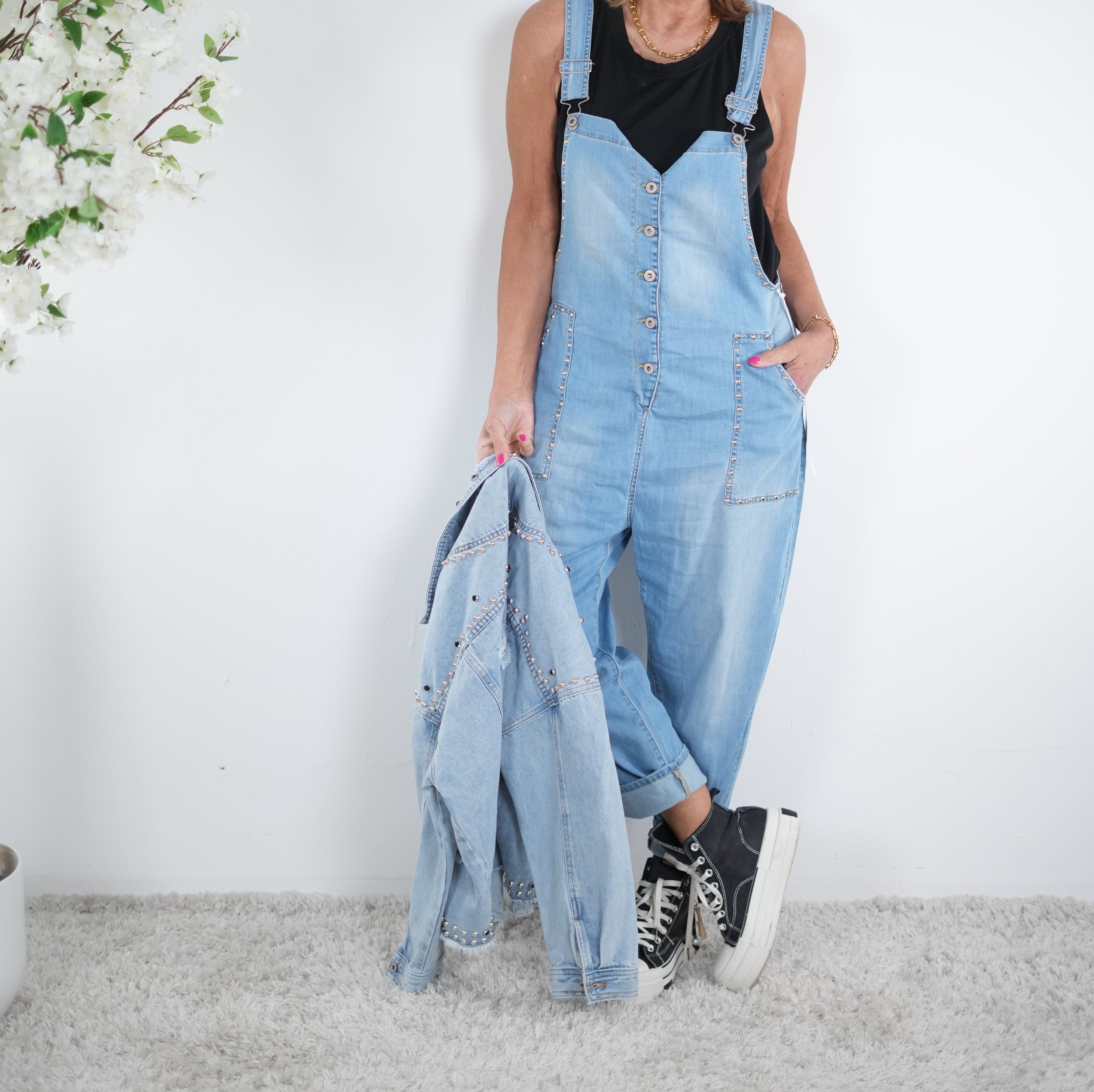 Jeans Latzhose mit Nieten