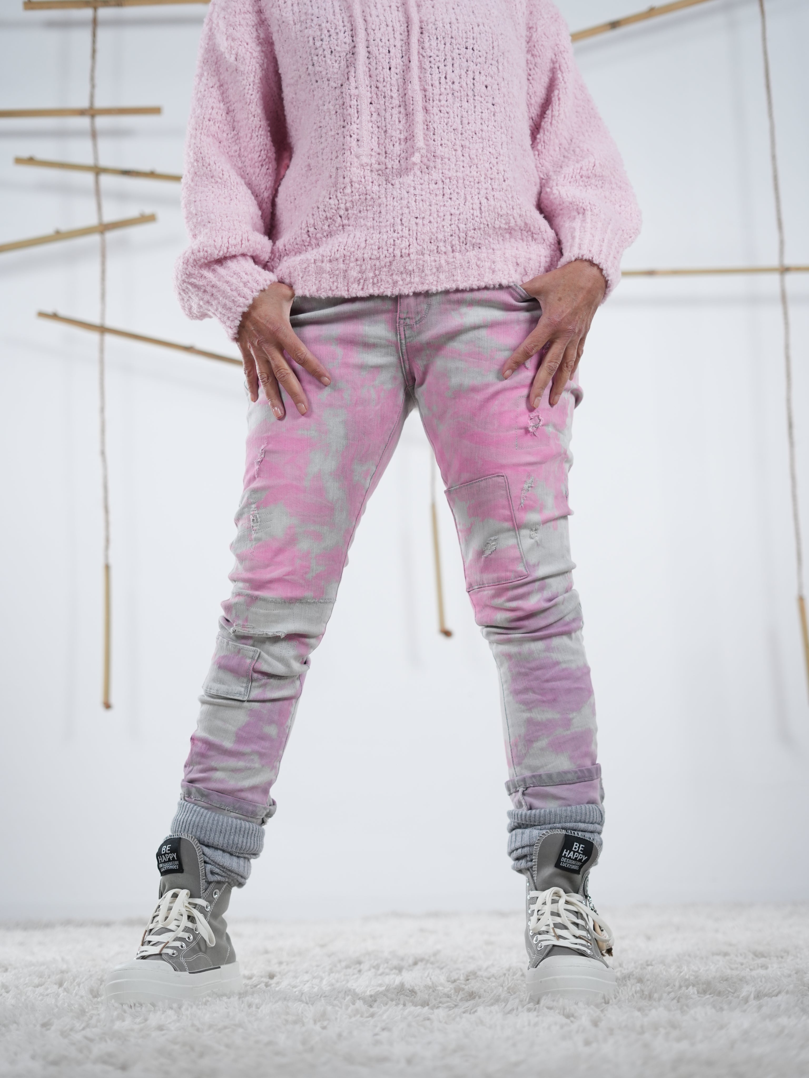 Weitwinklige Aufnahme der grauen Jeans. Hier kommen die pinken Details gut zur Geltung.