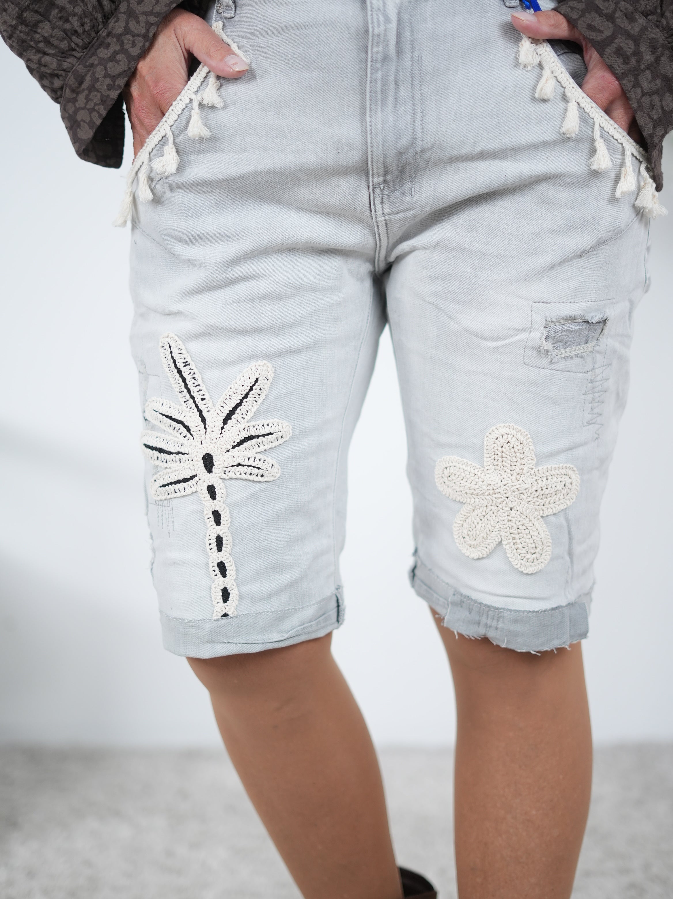 Jeans Short mit Palmen Patch