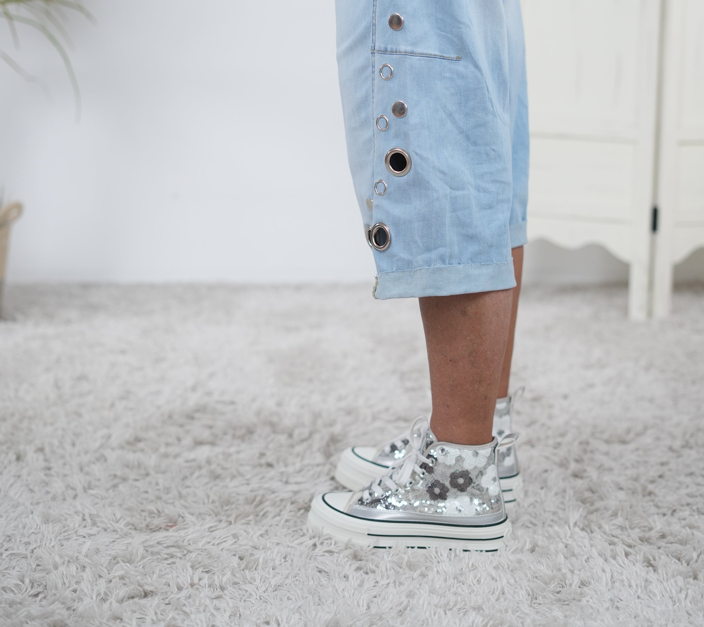 Jeans Shorts mit verschiedenen Ösen und Nieten verziert