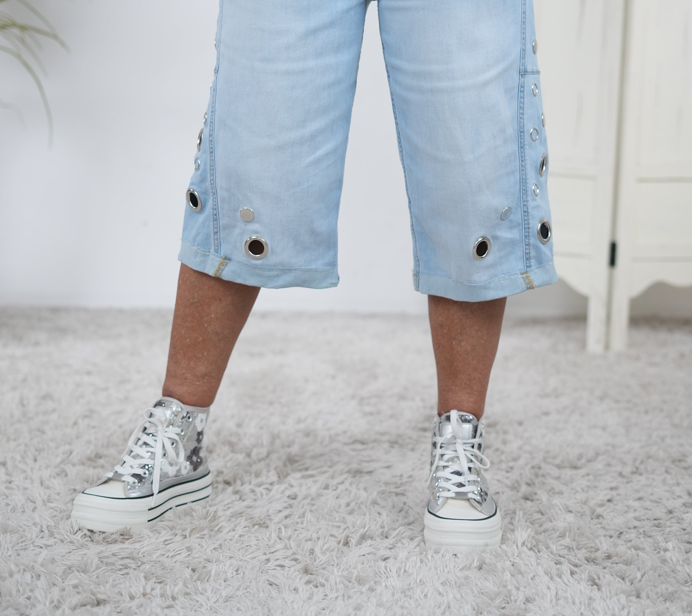 Jeans Shorts mit verschiedenen Ösen und Nieten verziert