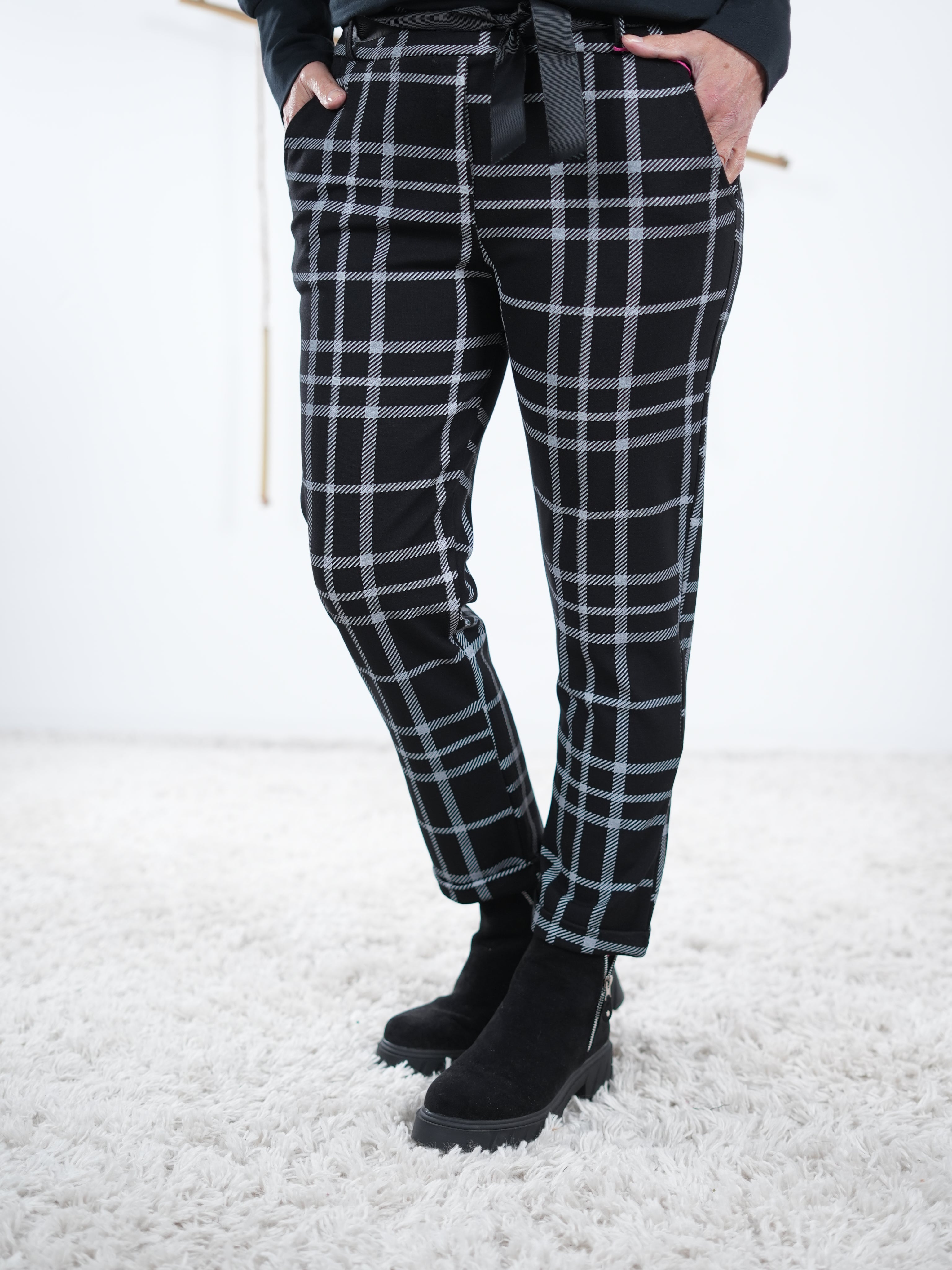 karierte Jogpant in der Variante groß kariert. Die schwarz weiße Jogpant hat seitliche Eingriffstaschen.