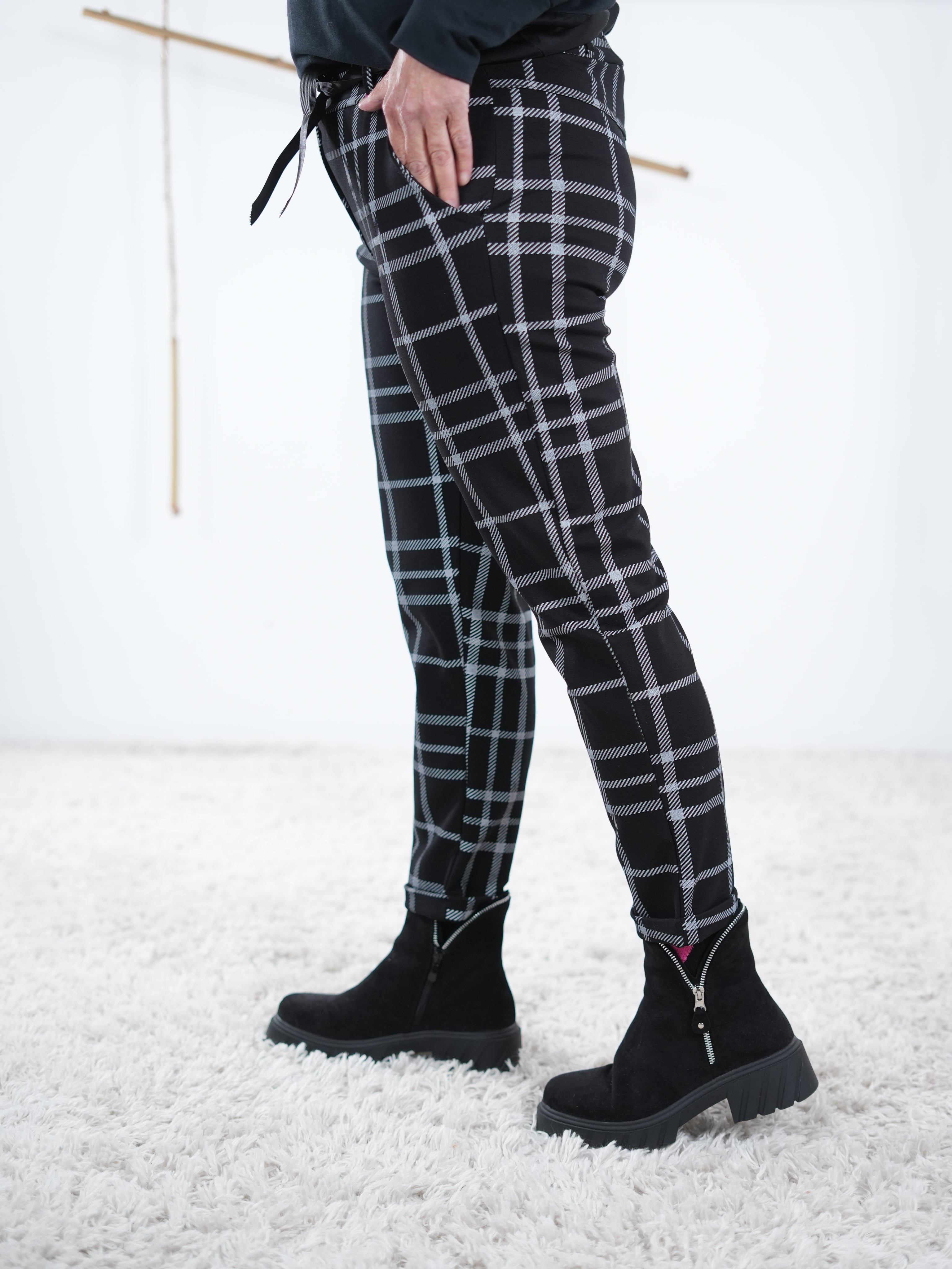 Betonung auf die seitliche Sicht der karierten Jogpant in Einheitsgröße.