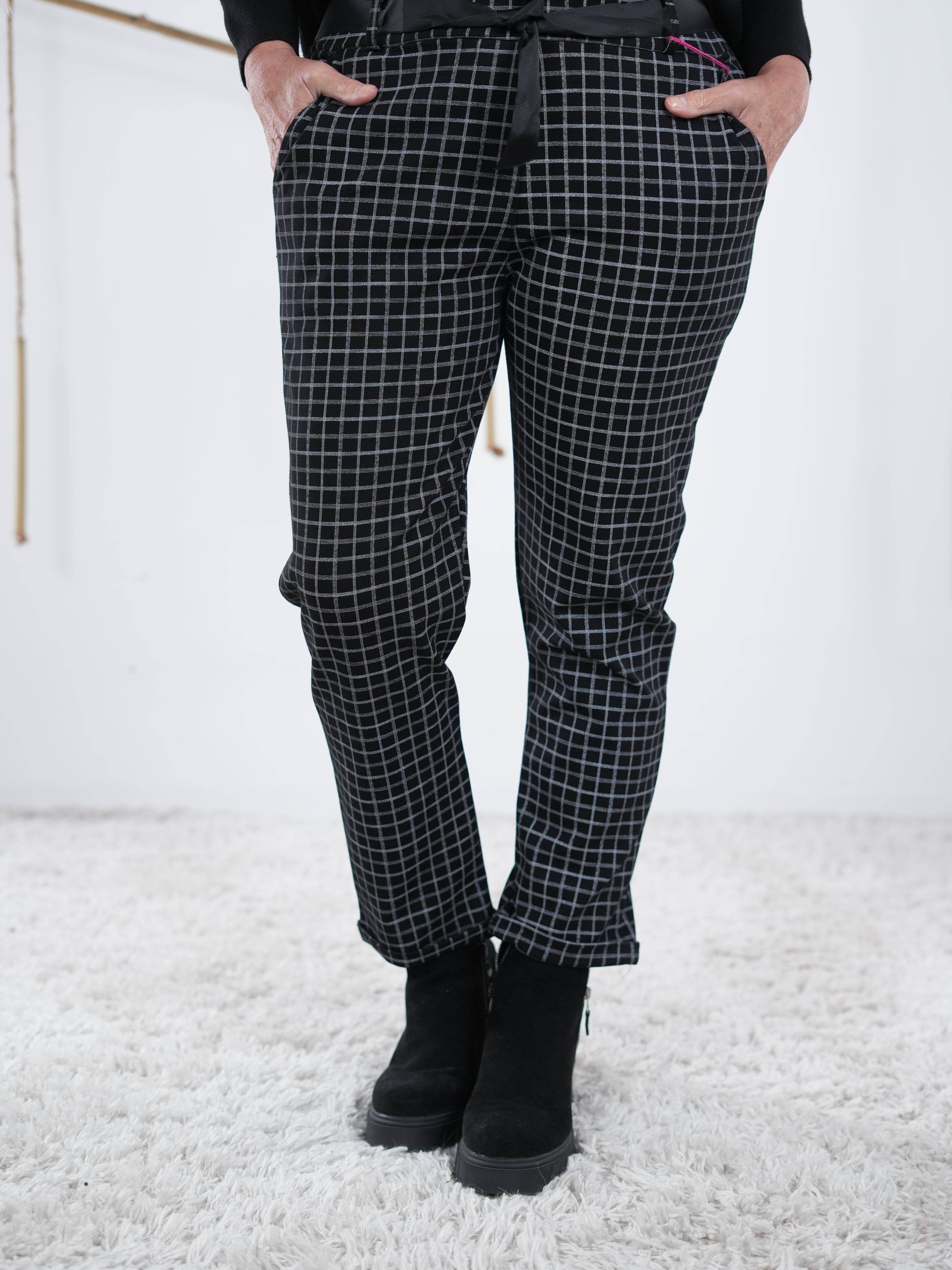 Klein karierte Jogpant mit elastischem Bündchen. Marion präsentiert die Jogpant, Frontansicht.