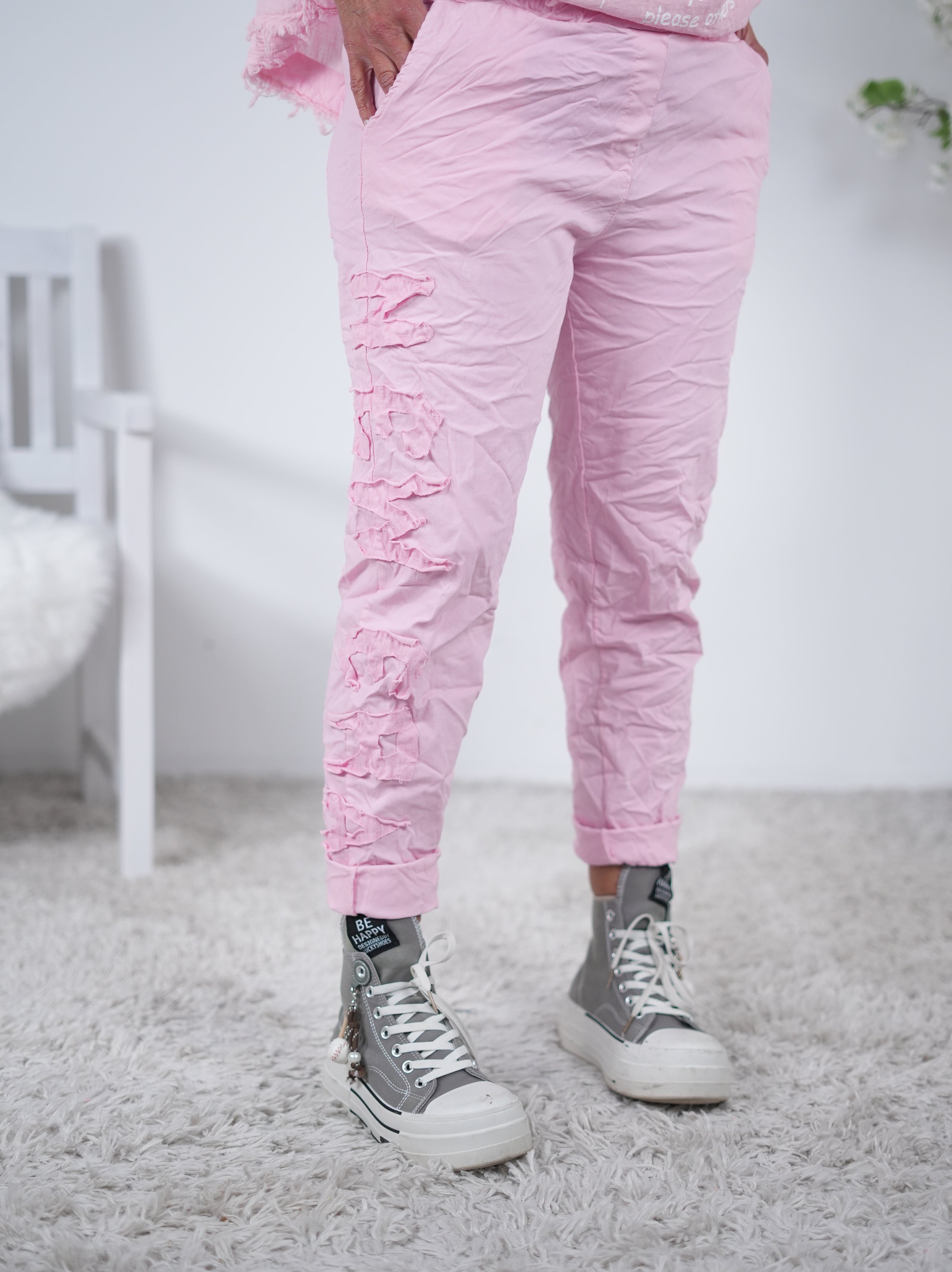 Jogpant mit aufgenähtem Schriftzug am Bein