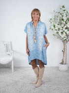 Kleid im Jeans Look mit Blümchen verziert