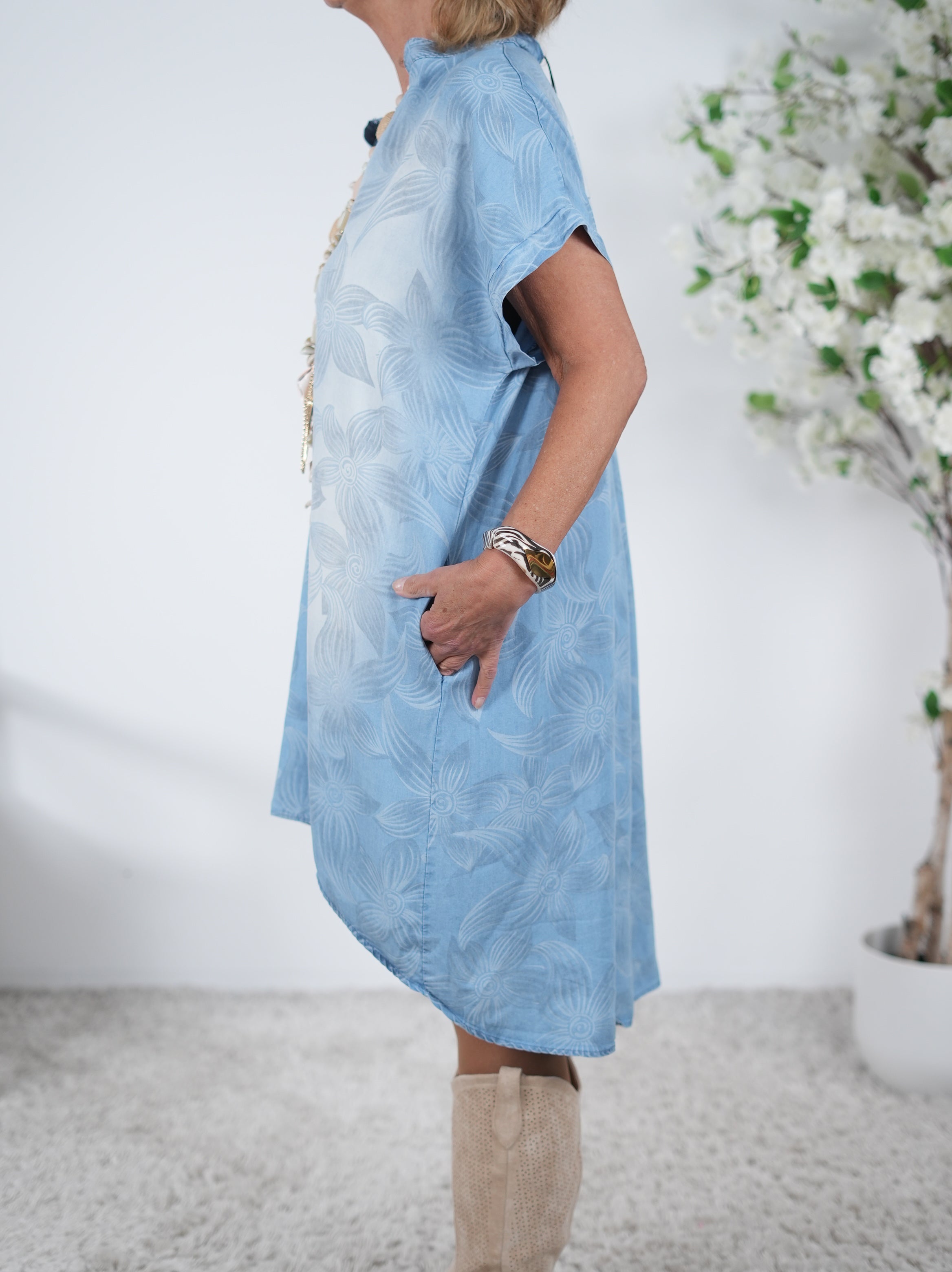 Kleid im Jeans Look mit Blümchen verziert