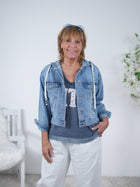 Kurze Jeansjacke mit Kapuze