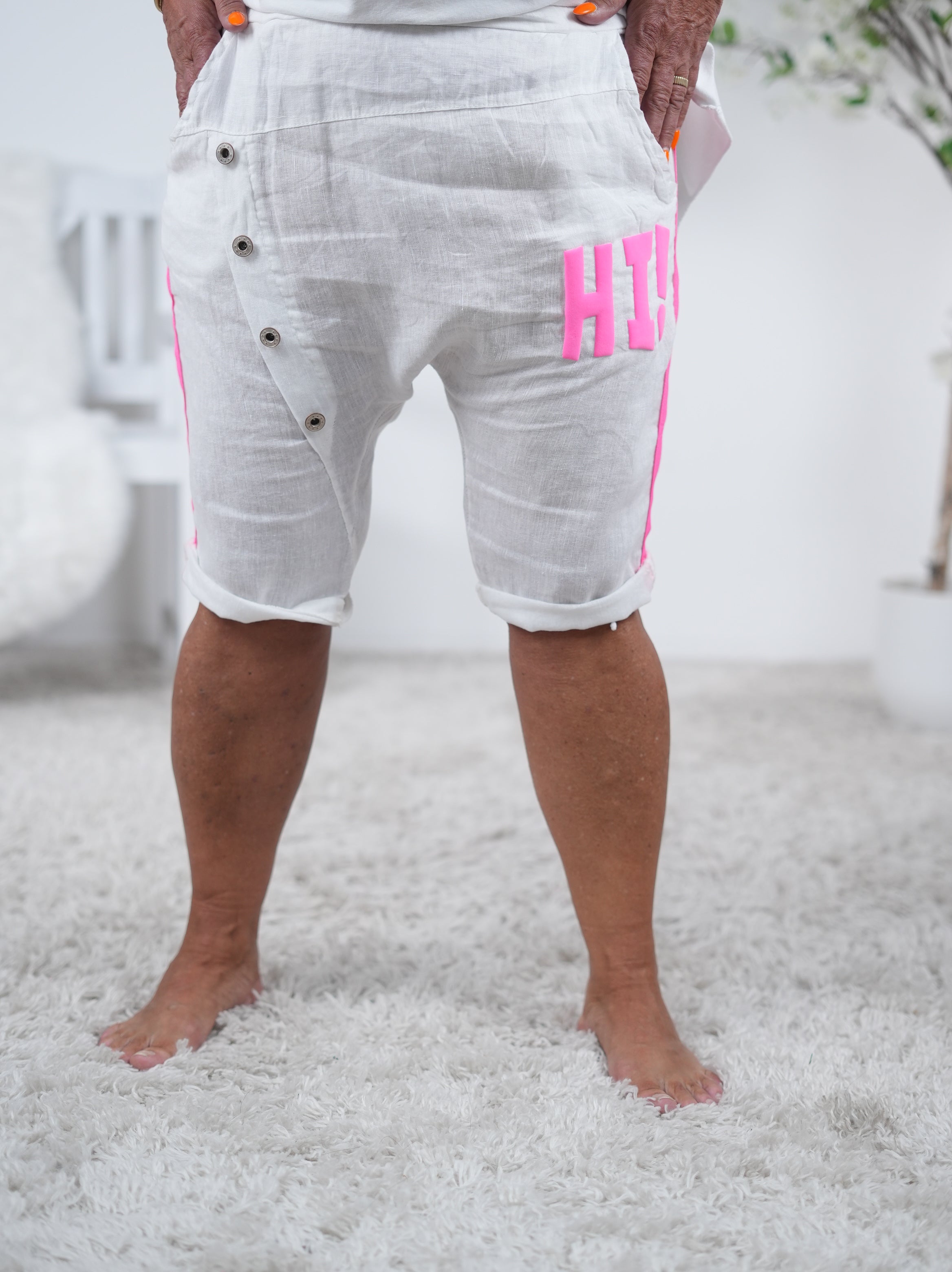 Kurze Leinen Short mit pinken Highlights