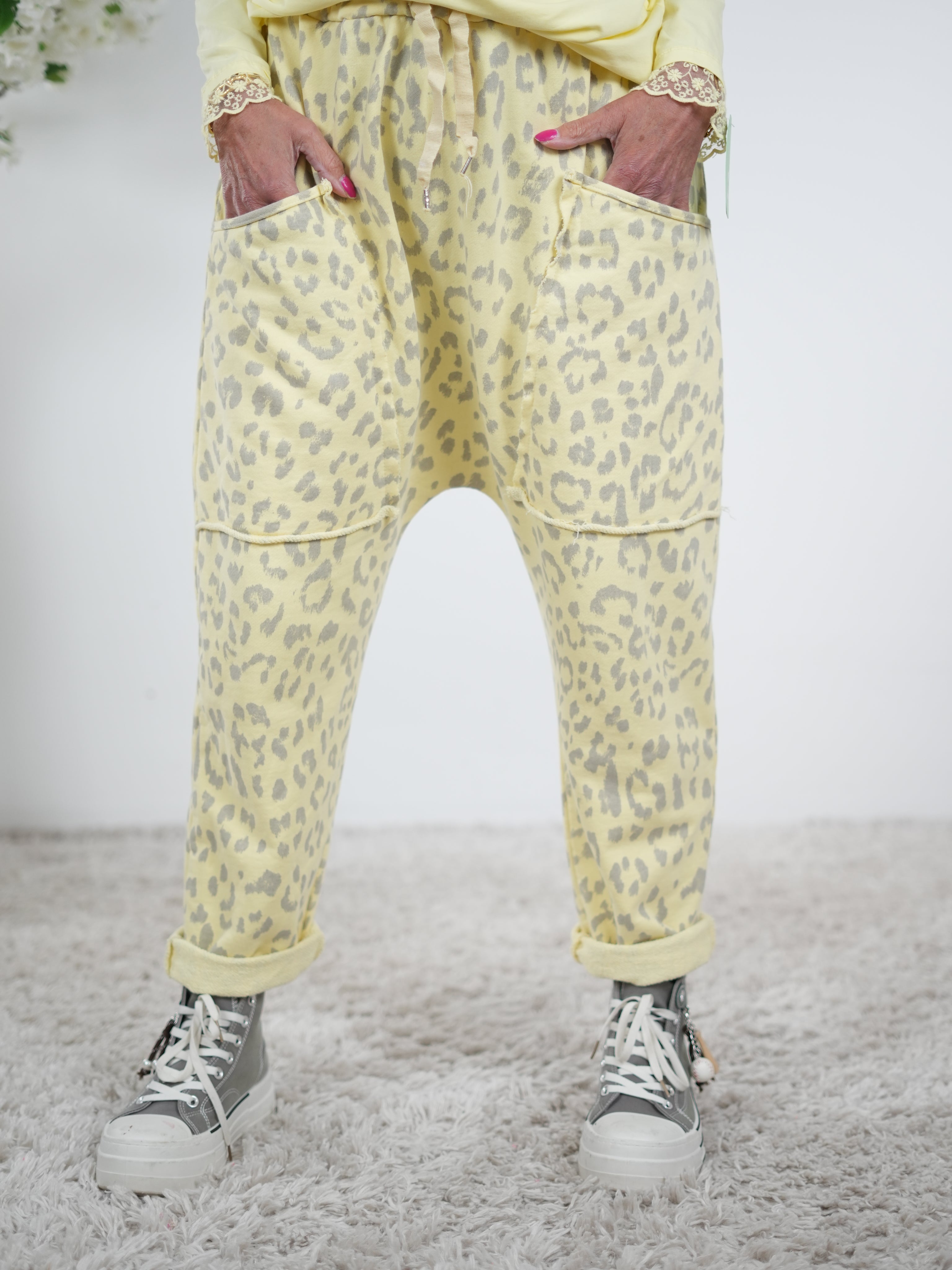 lässige Baggy im Leo Look