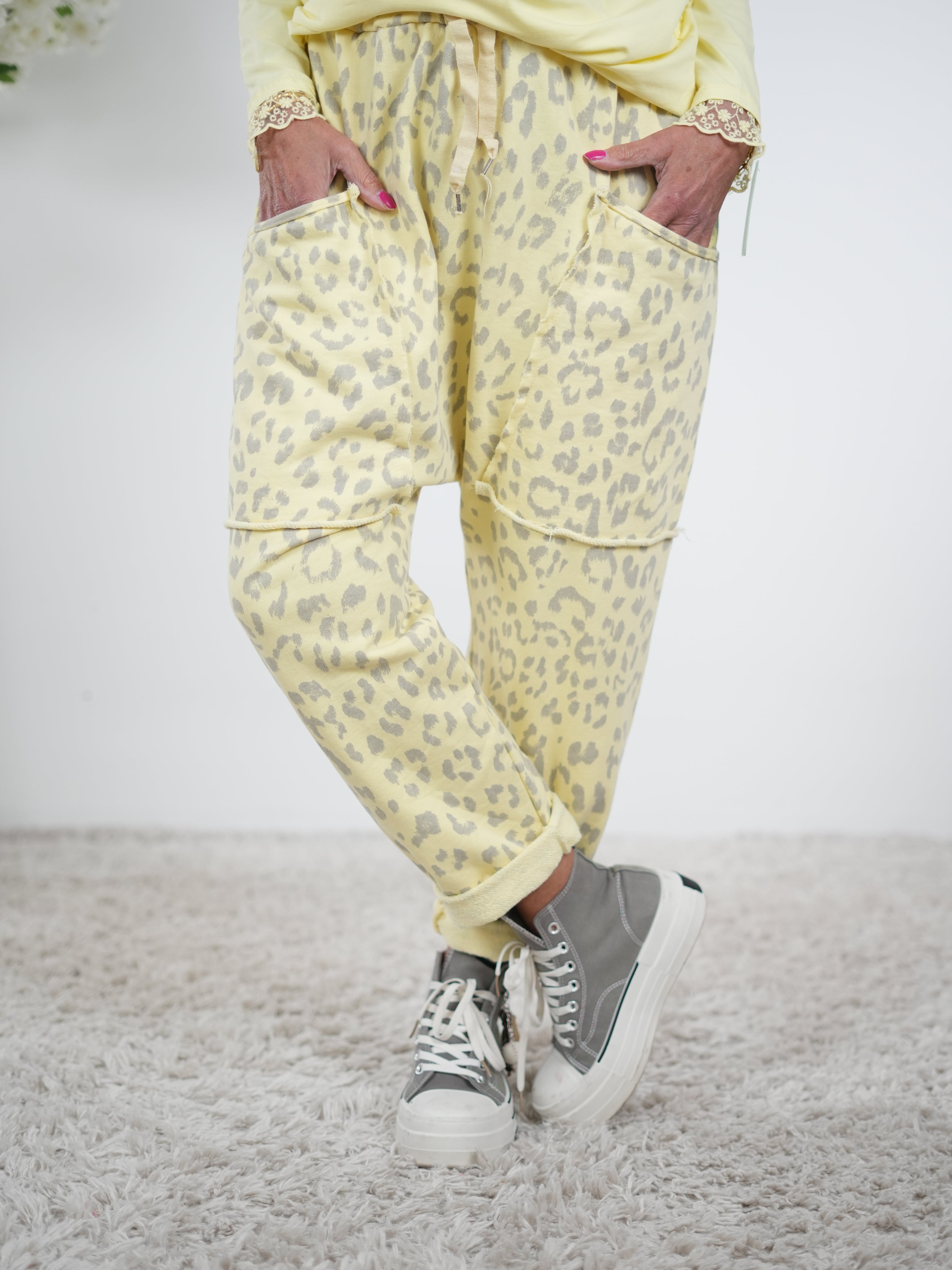 lässige Baggy im Leo Look