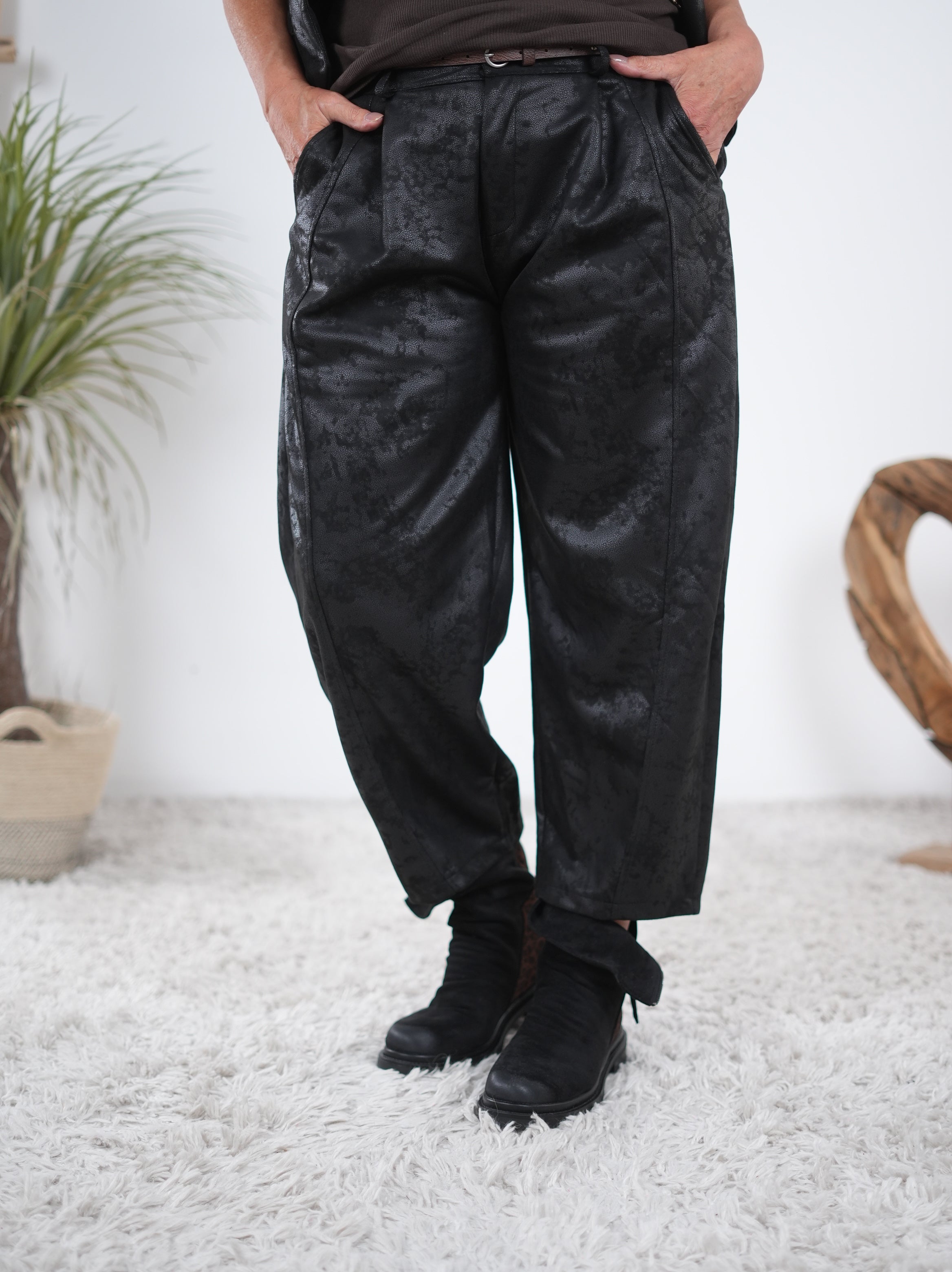 lässige Pants in Waschlederoptik Schwarz