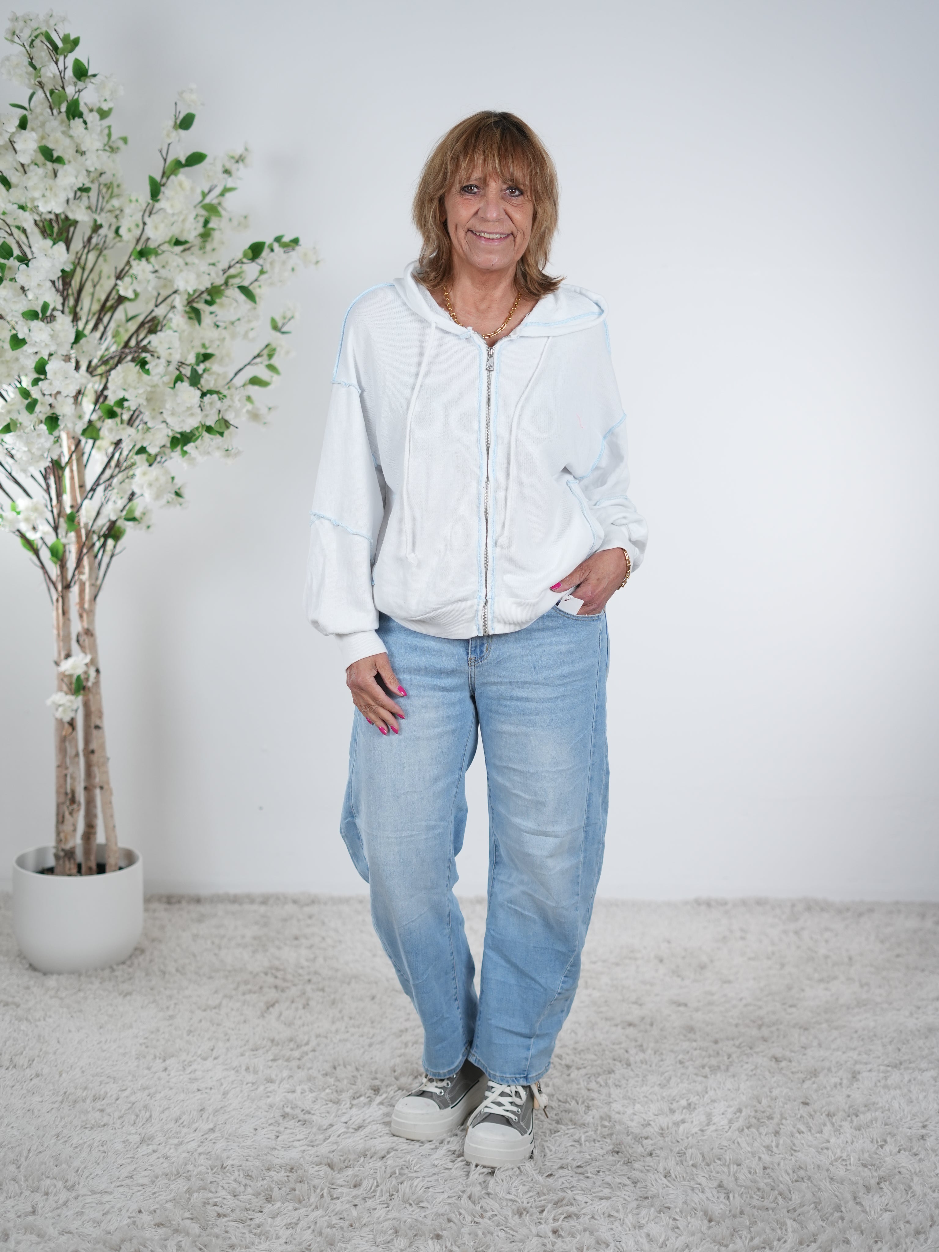 lässige Sweatjacke mit farbigen Außennähten