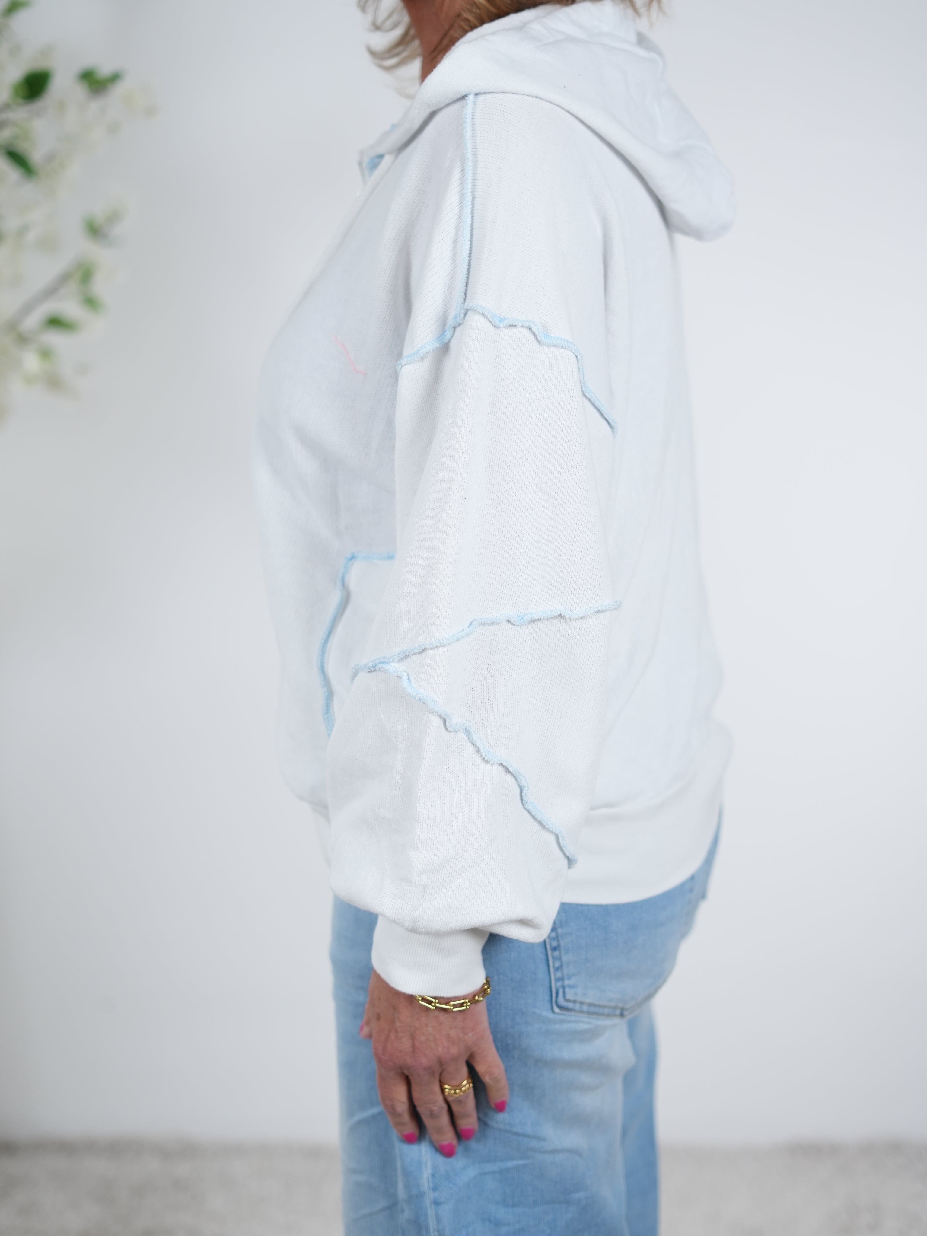 lässige Sweatjacke mit farbigen Außennähten