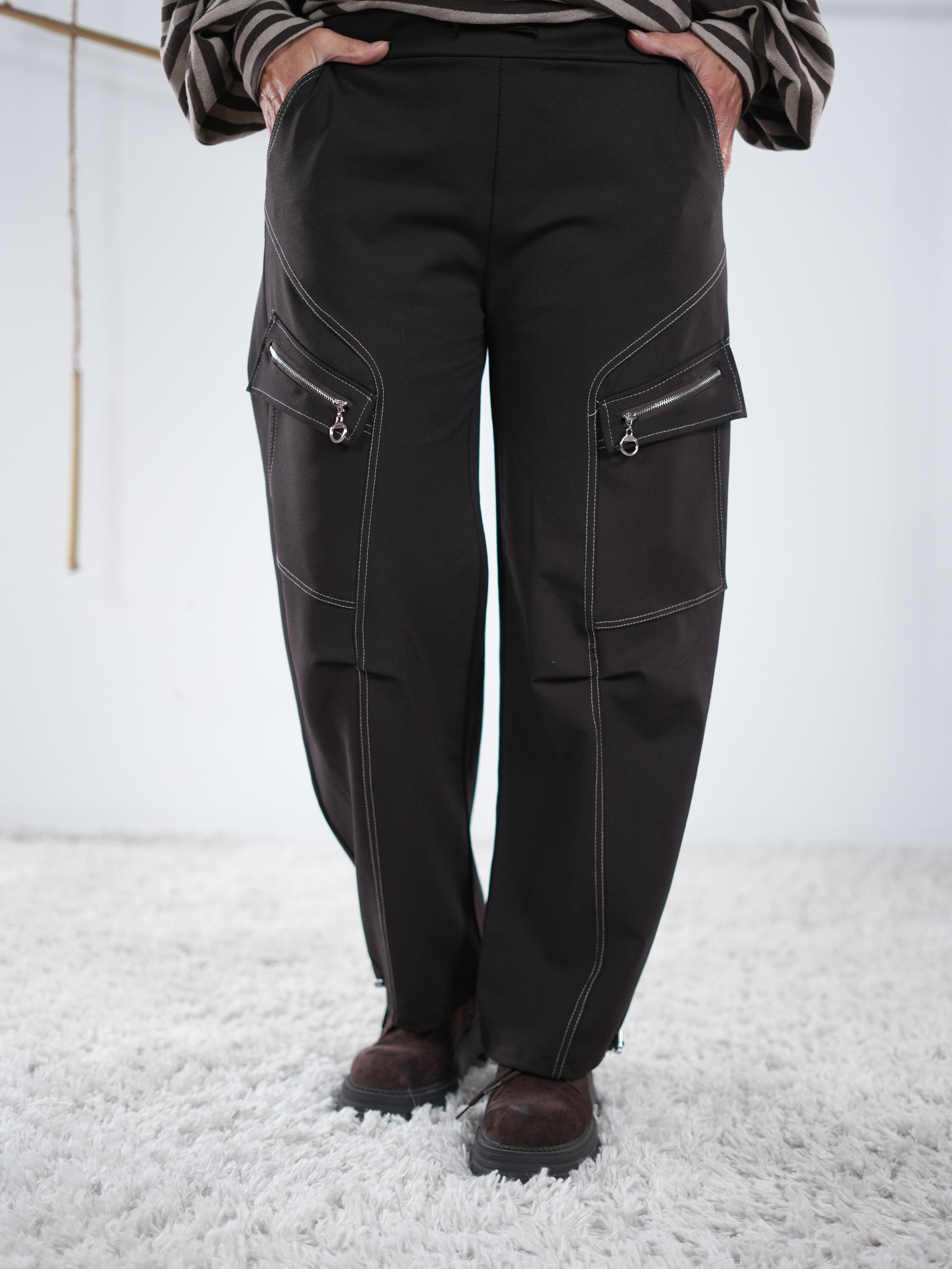 Schokobraune Cargo-Wide-Leg-Hose mit Kontrastnähten und seitlichen Taschen