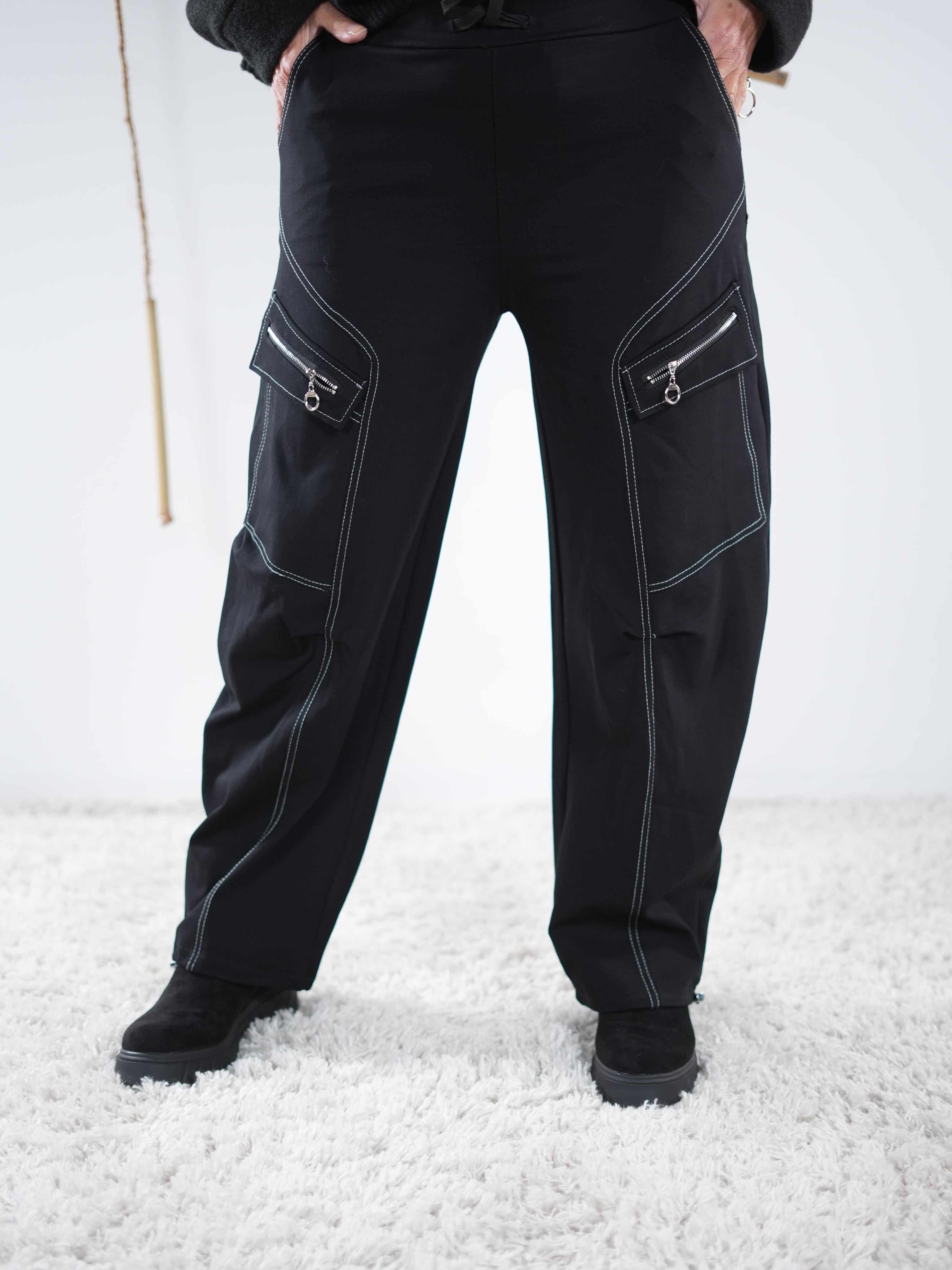 Schwarze Wide-Leg-Cargo-Hose mit hellen Kontrastnähten und seitlichen Zipper-Taschen
